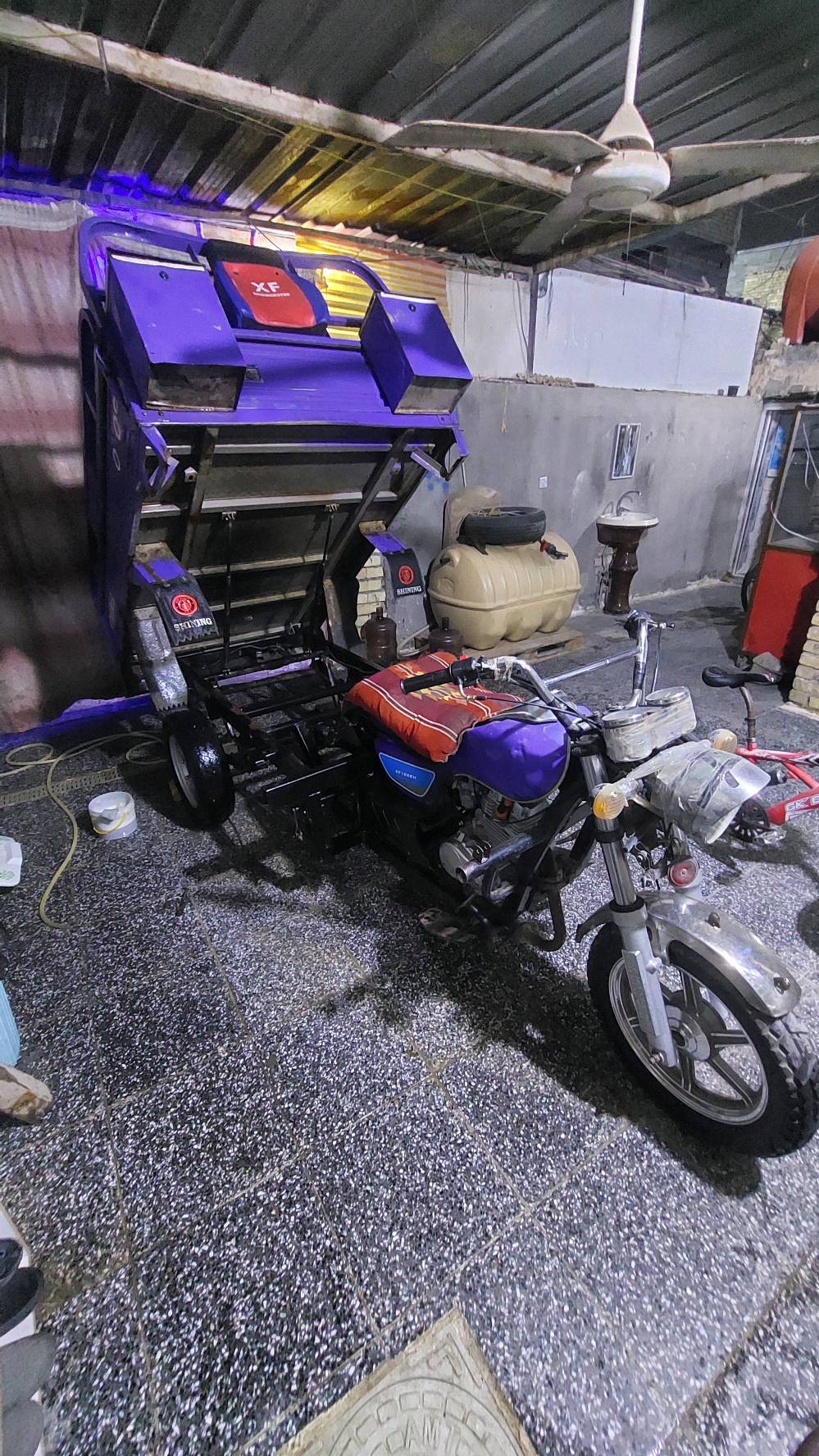 ستوتة للبيع بحالة ممتازة. مدهونة باللون البنفسجي مع مساحة تخزين واسعة في الخلف. يمكن استخدامها للأعمال اليومية أو لنقل البضائع. المحرك يعمل بشكل ممتاز ومصممة لتحمل الأحمال الثقيلة.