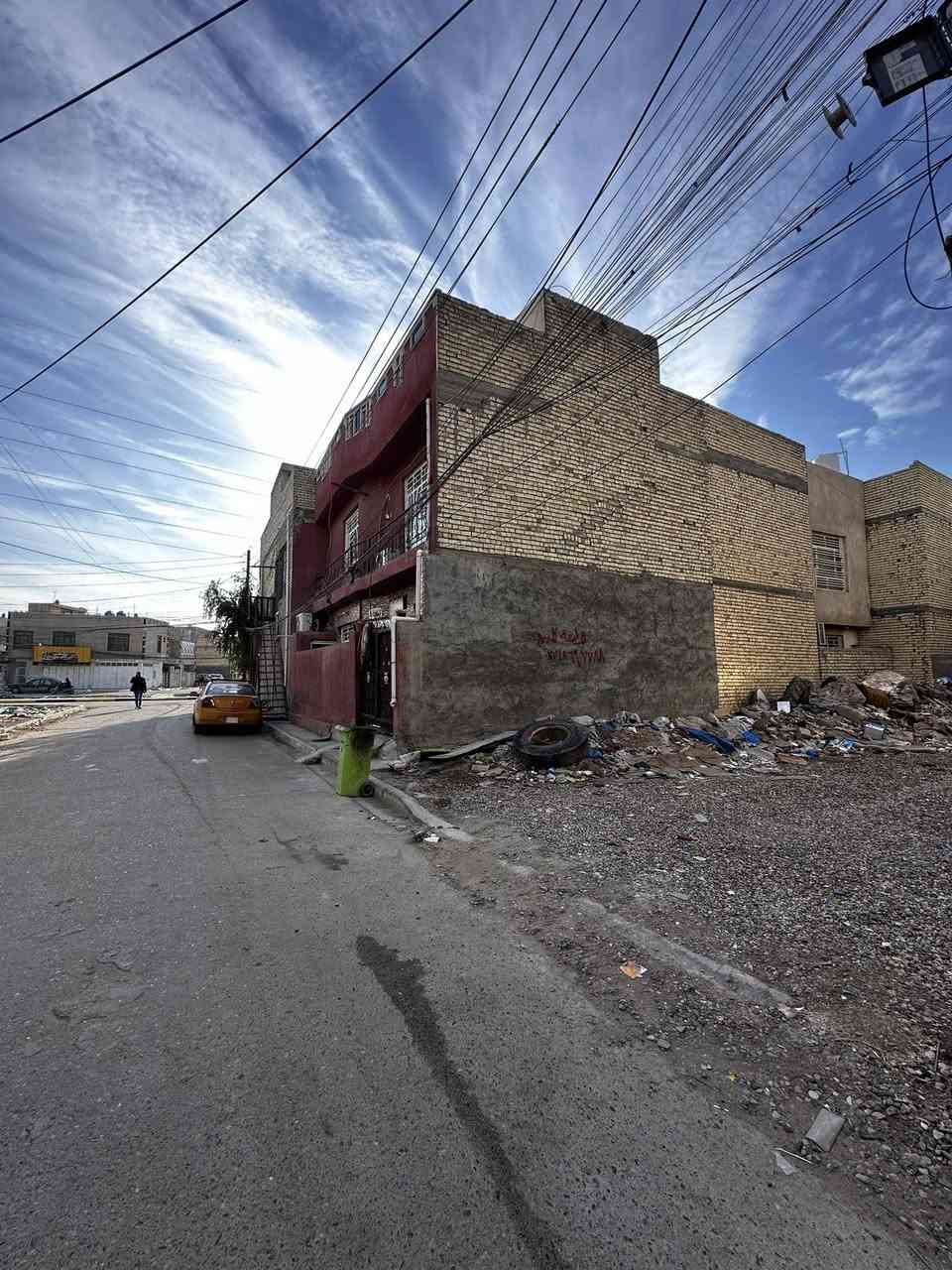 السلام عليكم للبيع قطعتين متلاصقه مساحة كل واحدة منها 91 متر ثاني قطعه عن شارع احمد الوائلي حي البساتين جاهزة بالماء والمجاري والتبليط ملك صرف سند 25 للاتصال ***********
