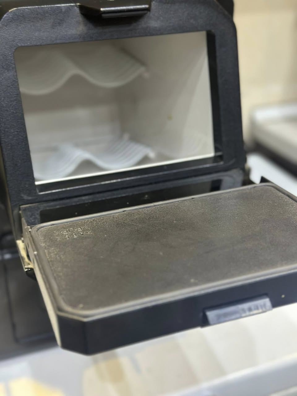 ثلاجه مرسيدس S class اصلي جديده سعر 400💲 يرهم موديل 2006الى2013 رقم ***********
