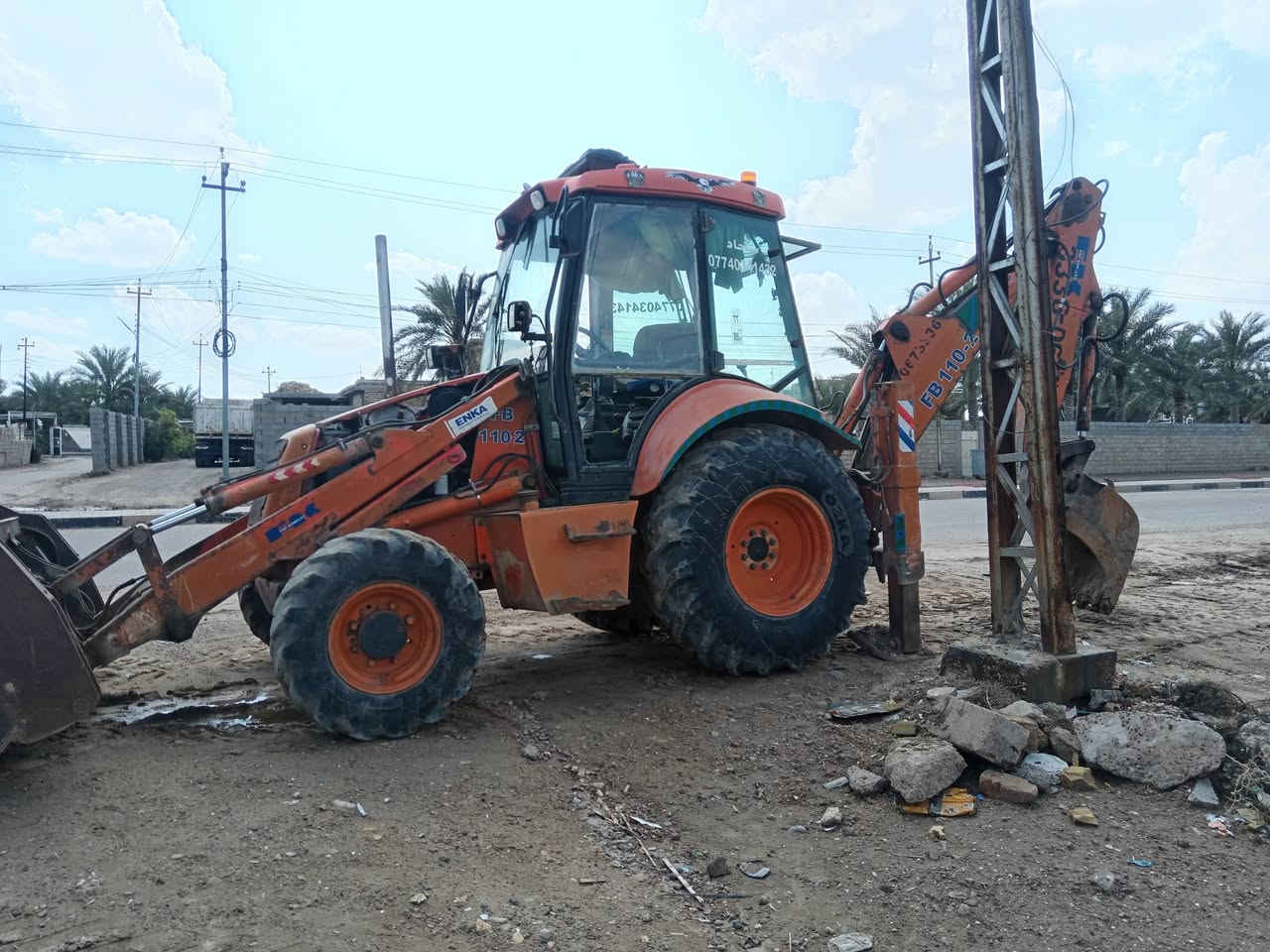 السلام عليكم اللبيع حفاره متعدده فيات هيتاشي 2003 جاهزه للعمل ***********
