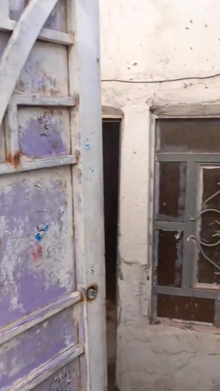 بيت رخيص

النجف الاشرف حي الرحمة 
المساحة اقل ال50 متر طابقين غرفة ومطبخ وصحيات جوة وغرفة فوك عوزة ترتيبات قريب البوابة بشارع الرسول ص بالدولان الي بصف مولدة باسم 
السعر 12 وبي مجال 
للشراي التواصل مع الرقم *********** بي واتساب @إشارة
