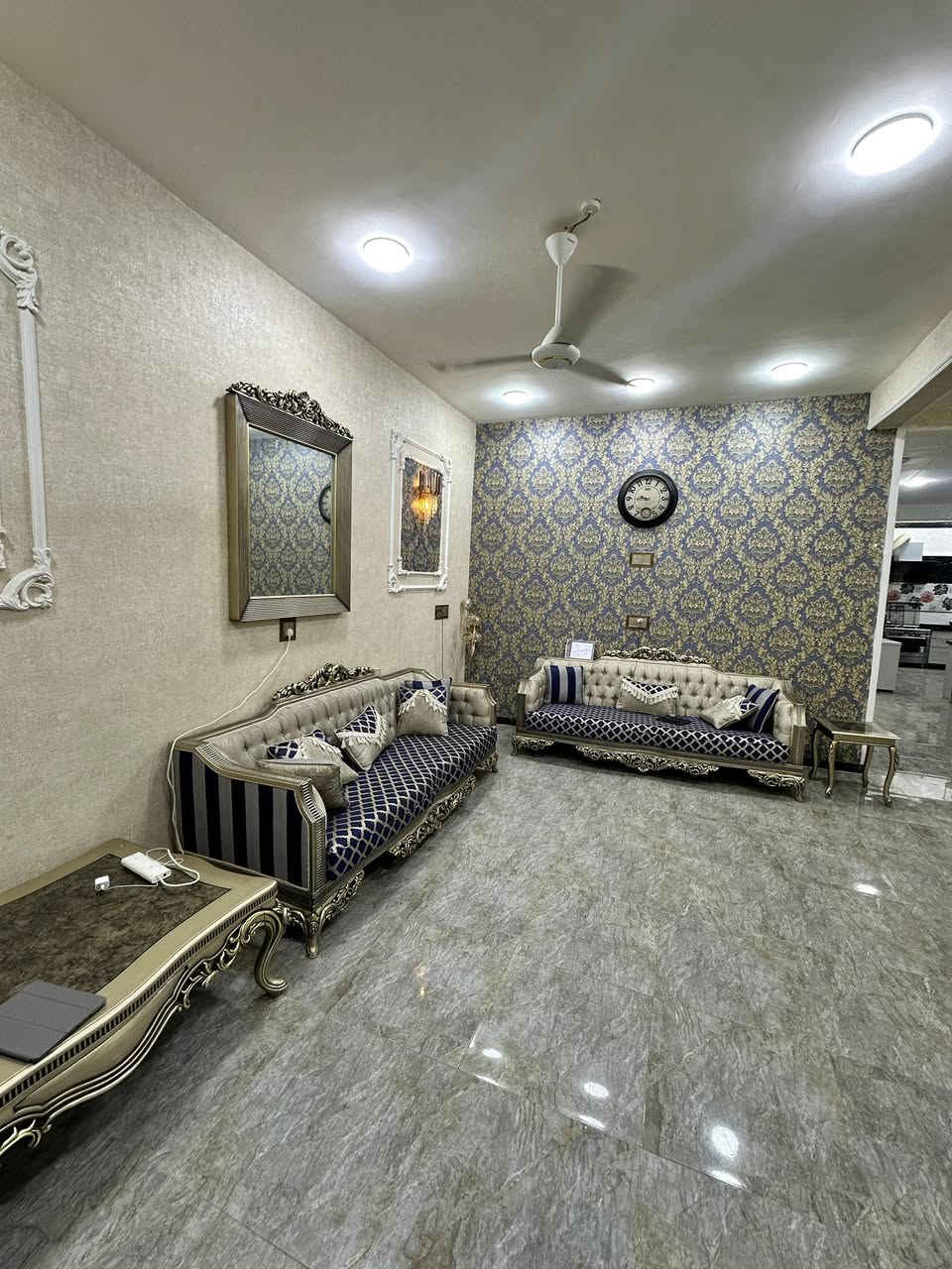 تحيه طيبه للبيع دار الموقع زوير الغربي فرع مظيف الرسول الأعظم مساحه 200 م مؤثث بناء حديث 3 نوم صاله هول كلدور مطبخ حديقه كراج خدمات لاستفسار مراجعه مكتب الدار للعقار علما الدار طابو زراعي سند 25 / ***********
