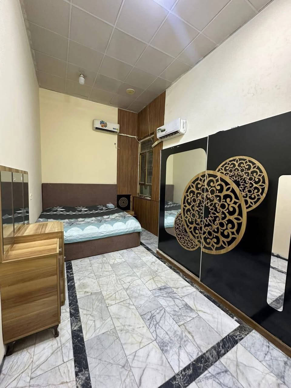 للأيجار شقه مأثثه بالكامل طابق ارضي في #السيديه 📍
*تصلح سكن طالبات او موظفات او عوائل ✅

تحتوي على غرفه نوم وصاله ومطبخ وخدمات ♻️

الأيجار 600 الف قفل 🔒 

الموقع السيديه الضباط شارع المركز 📍

_______________________________________

للأستفسار اكثر تفضلو بزياره مكتب الطائي للعقار 💎

السيديه شارع المركز عماره شركه السراب للمطابخ ✔️

او الأستفسار ع الارقام ادناه 📞↘️↘️ (متوفر واتساب )📌🔛
***********
