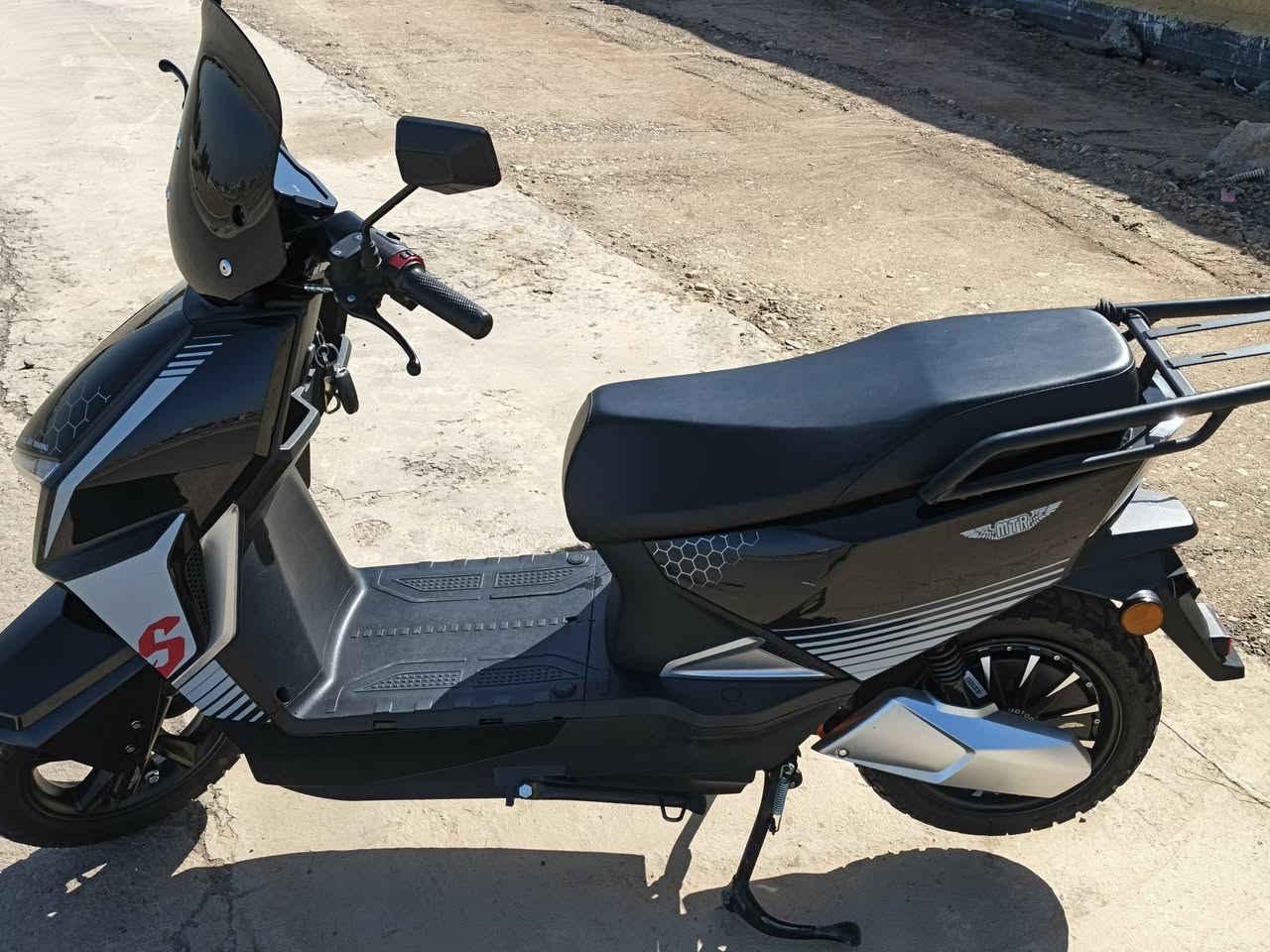 السلام عليكم  
دراجة شحن نوع mtr دبابة ، من مؤيد طيارة 
- بطارية ليثيوم فوسفات الحديد ( LifePO4 ) 30 امبير 
- ملف ٢٠٠٠ واط حقيقي
- سرعة حقيقي ٨٠ km في الساعة 
- تقطع مسافة ٧٠ km بالشحنه 
- نظام ثلاث سرعات
- مثبت سرعة (كروز سرعه)
- نظام بارك p 
- نظام بك R رجوع للخلف
- بريكات امامي خلفي دسك هايدروليك 
-  mp3 بلوتوث +رام+ فلاش + منفذ شحن USP 
- لايت عالي ناصي
- اطارات جبلي جيلاتيني بعدهن جدد  
- شاحنتها الاصلية ٥ امبير 

اخذتها زيرو بمليون و نص 
للأستفسار عن السعر و الدراجة تفضلوا خاص


**إذا كنت صاحب هذا الإعلان وتريد حذفه لأي سبب، رجاءا أرسل رسالة إلى الدعم الفني**