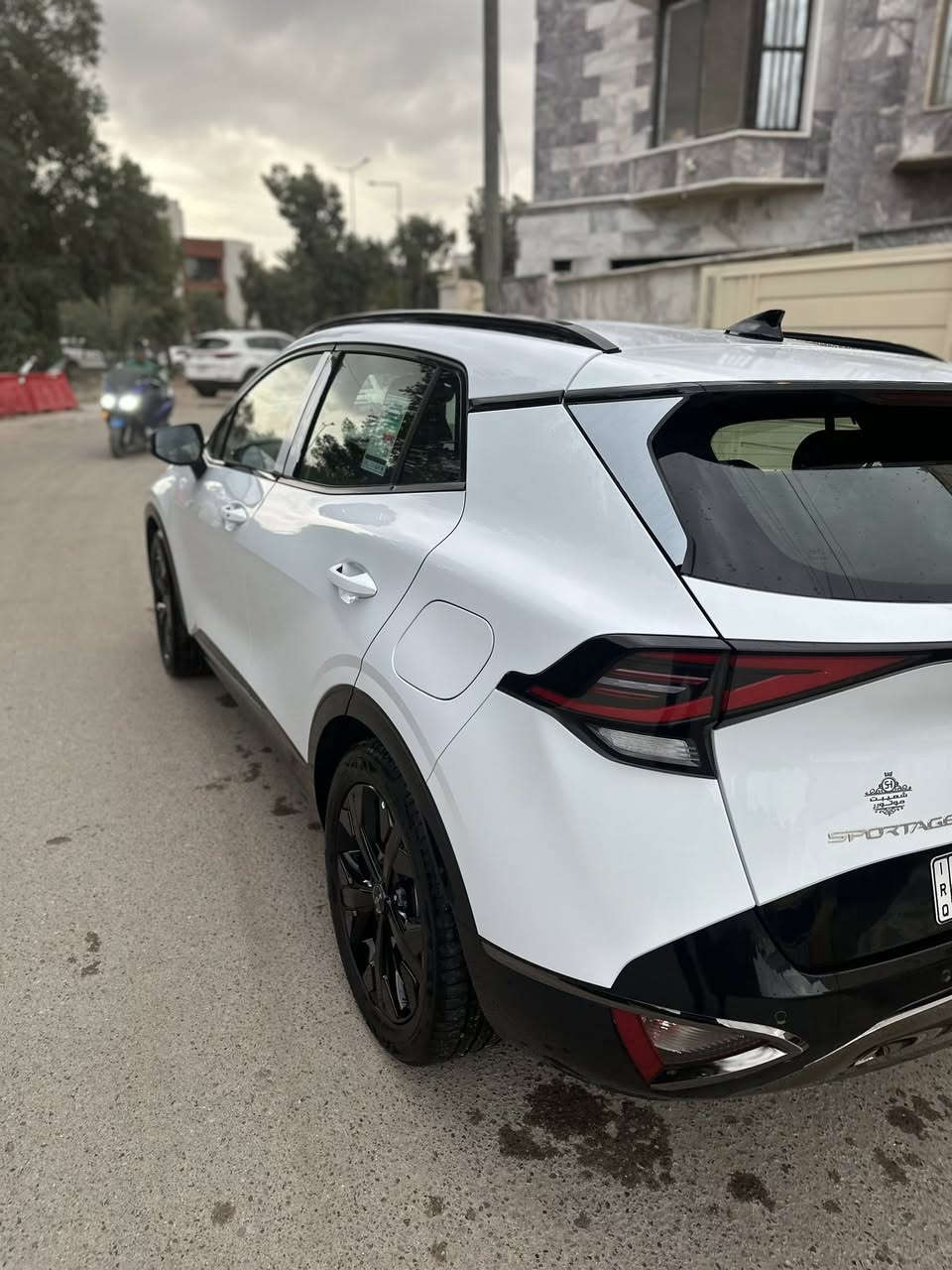 كيا سبورتج 2025 بلاك ايديشن خليجي
فول مواصفات ماعدا فتحه سقف 
 الداخلية: جلد زيتوني مميز (نادر).
 الممشى: 15,000 كم فقط شبه زيرو
 المميزات: شاشة عملاقه، كاميرات 360، رادارات، تبريد كراسي، بصمة.
حالة البدن :أثر حالوب بسيط (مسحوب بتقنية PDR ) 
السعر: [240$]
للتواصل: [***********] بغداد
