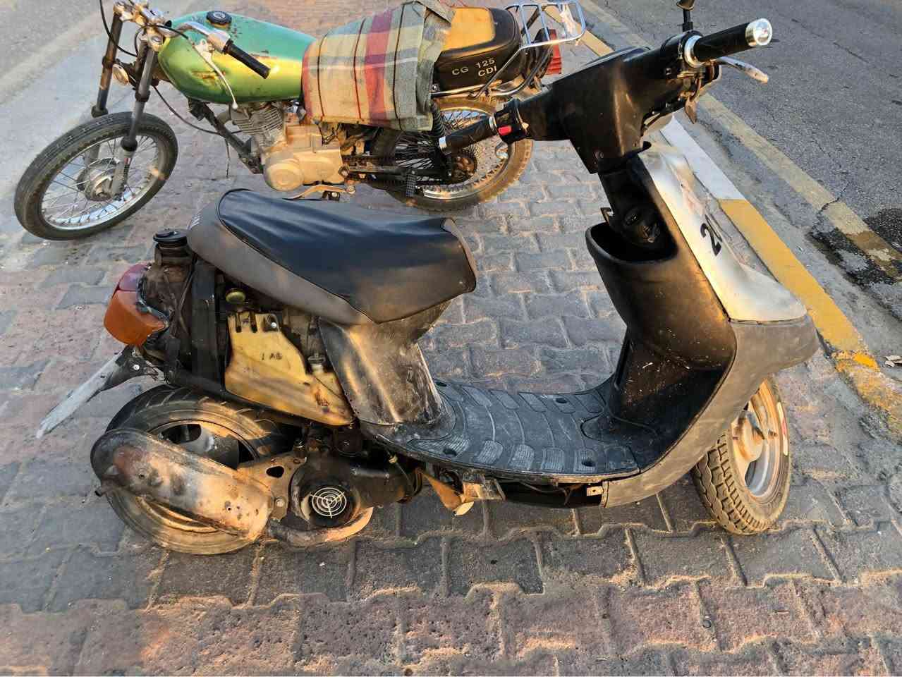 بطه موديل ٢٠٠٠ دبل سكليتر لون رصاصي دراجه بيهه نواقص بسيطه مكينه كير حلوات ناعمات شلعه قويه ومعدل سريع كلش لايت شغال هورن شغال كفرهه الخلفي موجود وصفاحيات موجوده نظاف بلاديات بيهه لحيم بشاصي و بيهه ونه اكسن 
كلجات جدد تايرات نظاف 
جوزه بلاديه جديده قفل ستيرن شغال دوشمه كشن جديده الدراجه شوفه عينكم وصخه يرادلهه غسل وترتيبات بسيطه يرادلهه تنظيف كابريتر بس هيه شغاله بكل وقت هندر واحد تشتغل كبل السعر ١٨٠ الف مكاني كربلاء هذه رقمي *********** اتصال او واتساب كربلاء, العراق

