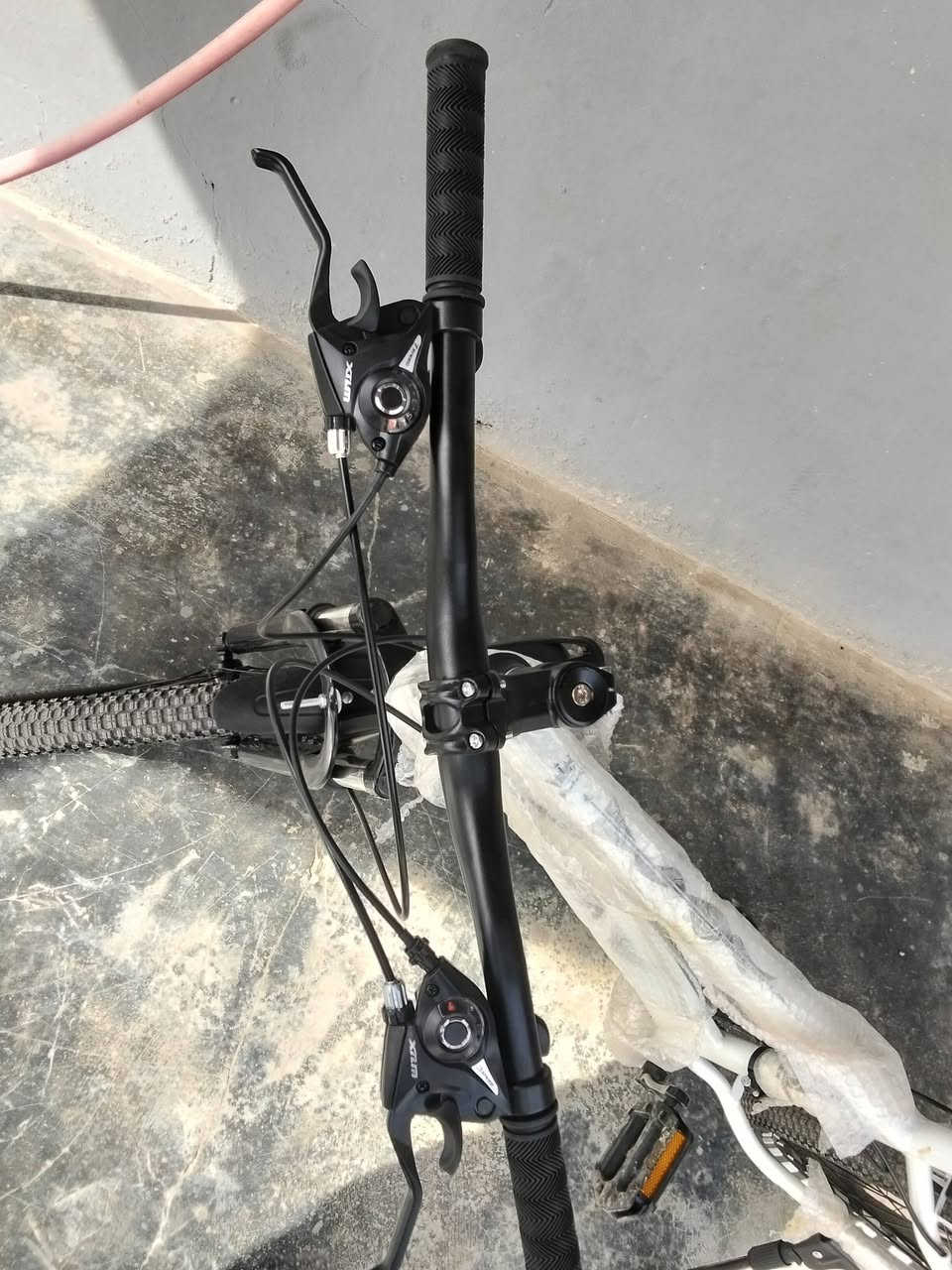 السلام عليكم بايسكل رياضي للبيع جديد مامشي لساعو صارلي يوم من شتريتو بريكاتو دسكات حساسات وره وجدام تبديلات وره وجدام السعر 120 وبي مجال قليل لساعو بلايلون اتصل وتدلل ***********
