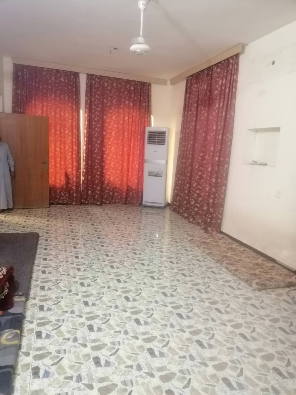 بيت للبيع في الفلوجه حي جبيل قرب شارع ٦٠ المساحه ٣٥٠ واقع حال ٦٠٠ متر شارع ٢٠ طابق واحد بناء ملك صرف  طابوق يحتوي على ٢غرف نوم وصاله ومطبخ ستقبال صحيات داخلية و خارجية السعر ١٩٠ مليون وبي مجال بسيط للاستفسار مراجعة مكتب القمه للعقار او الاتصال على الأرقام التاليه *********** ***********
