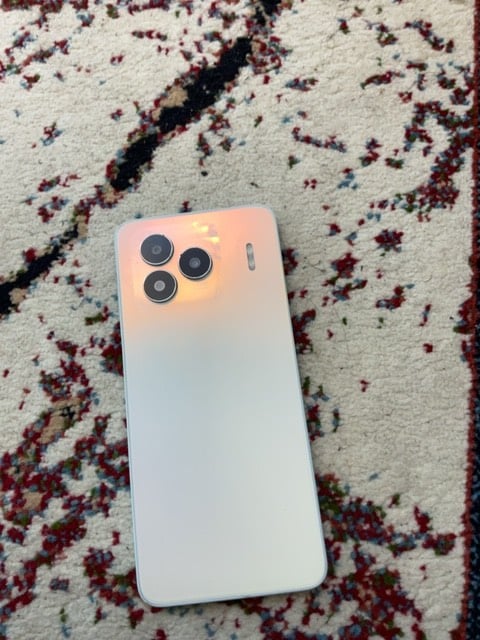  ‏تلفون قليل استخدام كاميرا شغالة واضحة ينزل جميع البرنامج قليل قليل استخدام يعني كله كله يصير استخدامه خمس أيام بس الشكل معجب الناس كل شي نزل البرنامج أي سي كارت سيم كارد تقدر تخليه