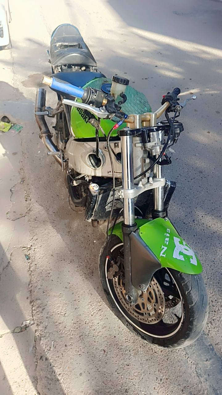 كاوسكي موديل ٢٠٠٢ محرك مكفول اسبانه ماممدود عليه نكره بكل وقت والباقي شوفت عينك نقصها بايبرات مال اكلج سعرها ٣٠ الف وابريك الخلفي يراد دسكات فقط العنوان زعفرانيه السعر مليون اونص  ‏‪***********‬‏
