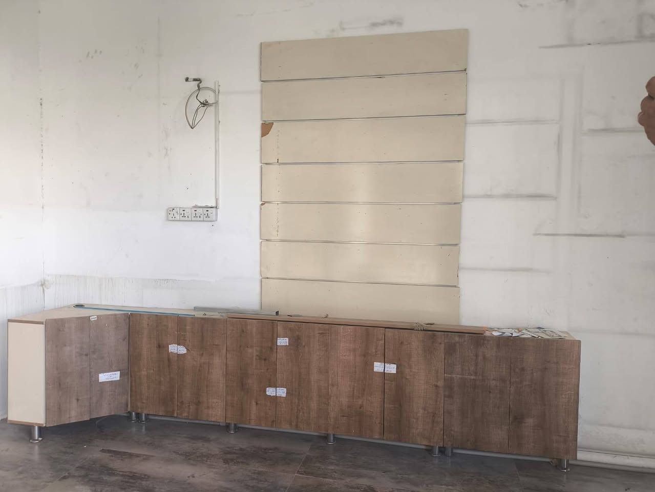 رفوف محل مبايلات ب 250  كاونتر خشب ظهره مرمر قطعتين بدون سنك ب 100 للاتصال ع *********** كركوك, العراق
