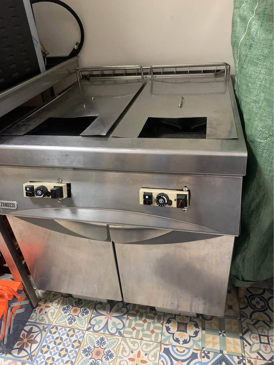 فريتوز دوبل gaz/غاز ( Friteuse double) من ماركة Zanussi الإيطالية المعروفة، السعة 20 لتر.

حالة نقية بزاف او خدامة مزيان (ناضية).
مناسب جداً ومثالي لصحاب محلات الحوت، الدجاج، أو السناك.
الثمن زوين ومناسب للجميع. اللي مهتم يتواصل معايا مرحبا. الدار البيضاء, المغرب


**إذا كنت صاحب هذا الإعلان وتريد حذفه لأي سبب، رجاءا أرسل رسالة إلى الدعم الفني**