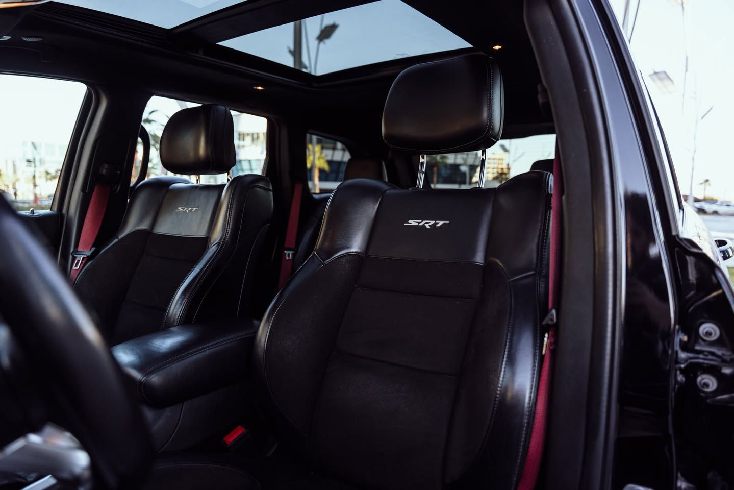 ~ JEEP ~ 
النوع : Grand Cherokee SRT 
سنة الصنع : 2020 
المسافة المقطوعة : ٥٨٠٠٠ ميل 
حجم المحرك : ٨ سلندر ٦.٤ لتر 
المستورد : كندا 
حالة السيارة : كلين تايتل 
المواصفات : 
رادار امامي 
فتحة سقف بانوراما 
مقاعد كنتارا + جلد 
سقف كنتارا 
مقاعد هيتر + تبريد + خزن 
ستيرن هيتر 
كاميرا خلفية 
حساسات امامية + خلفية 
اضائات امامية و خلفية LED 
سماعات من نوع Harmon/Kardon 
٥ وضعيات قيادة 
ويل قياس ٢٠ انج 
بريكات Brembo 
كار بلي CarPlay 
اندرويد اوتو Android Auto 
-
رقم دهوك مكانها دهوك 
——— 
السعر : 27.500$ 
يعني ٢٧٥ ورقة و مجال 
للاستفسار اكثر التواصل عبر الواتس اب : 
***********
