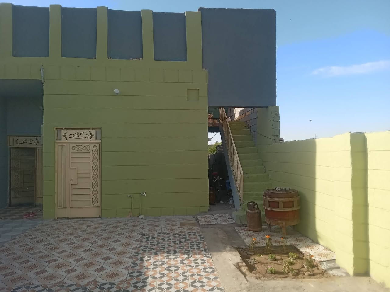 سلام عليكم بيت البيع بحي منصور   مساحه ٢٠٠ م   ألبيت طابو زراعي سند 25 *********** البيت نضيف سعره ٣٥ قفل
