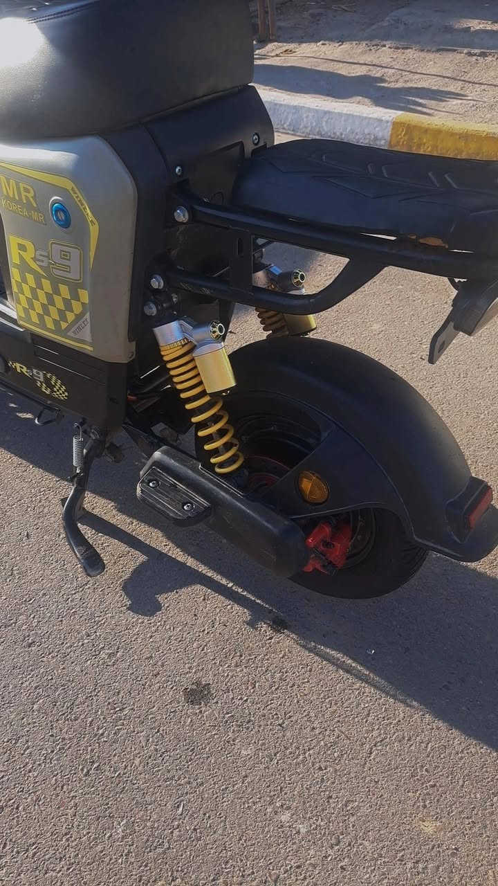 السلام عليكم دراجة شحن Rs9 بطاريات 5 كبار مو صغار  اخت الجديدة صار 4 أشهر من جايبها مكفولة من كلشي الدراجة وياها كارت تشغيل العدد 2 وبصمة العنوان بغداد حي العامل سعر 400 وبيها مجال حك الجية الرقم ***********
