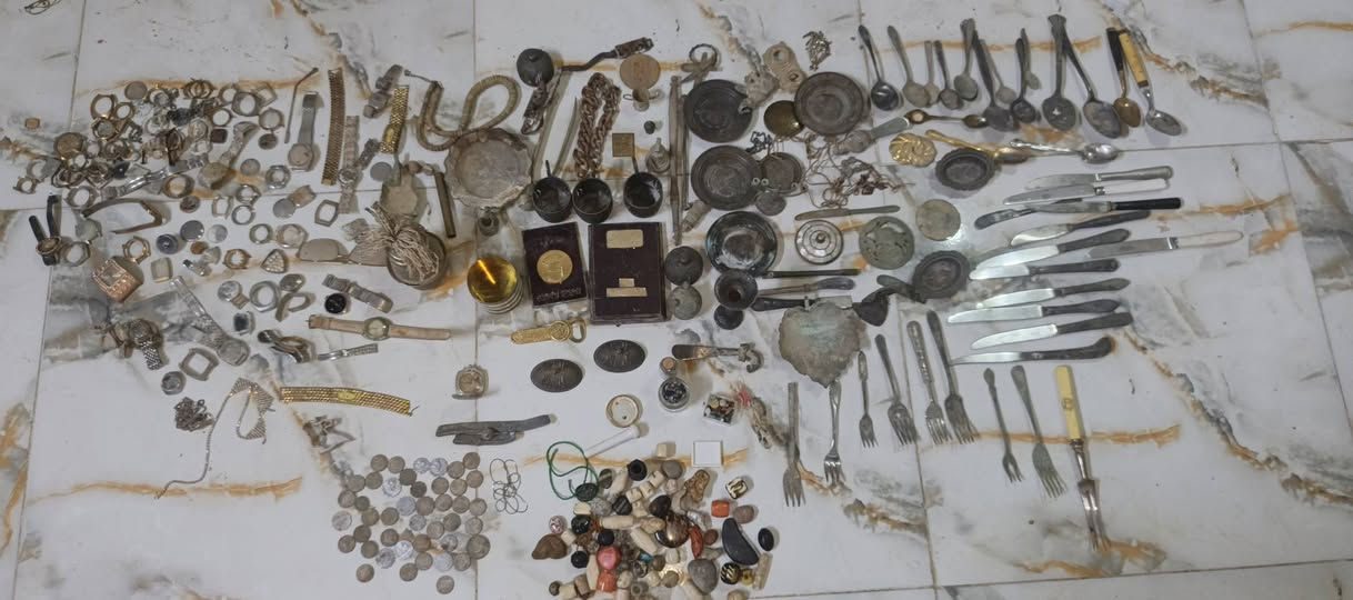السلام عليكم اغراض للبيع قديمه العنوان ديوانيه***********
