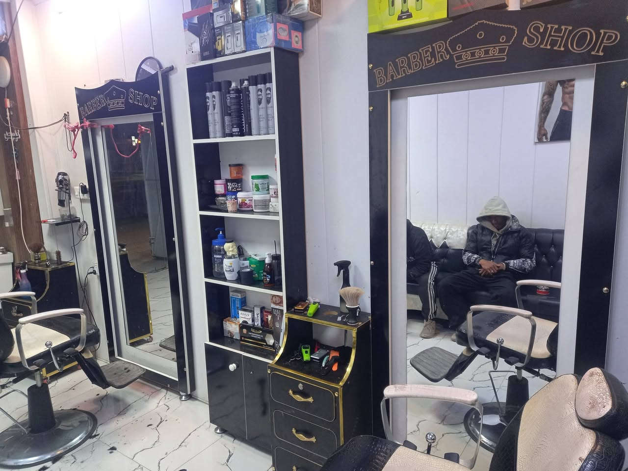 ديكور محل للبيع بسعر مناسب جدا
رقم الهاتف ***********
