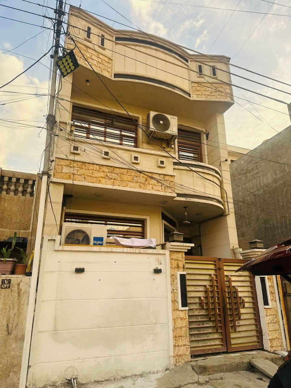 السلام عليكم بيت للبيع 100m
محله 809 حي العامل قريب ع شارع سبعه نسيان 
الوجهه 5 والنزال 20 
يحتوي على 3 غرف نوم حمام 2 وصاله ومنور ومطبخ بناء حديث 2021 للتفاصيل اكثر اتصال على الرقم ***********👋 بغداد, العراق
