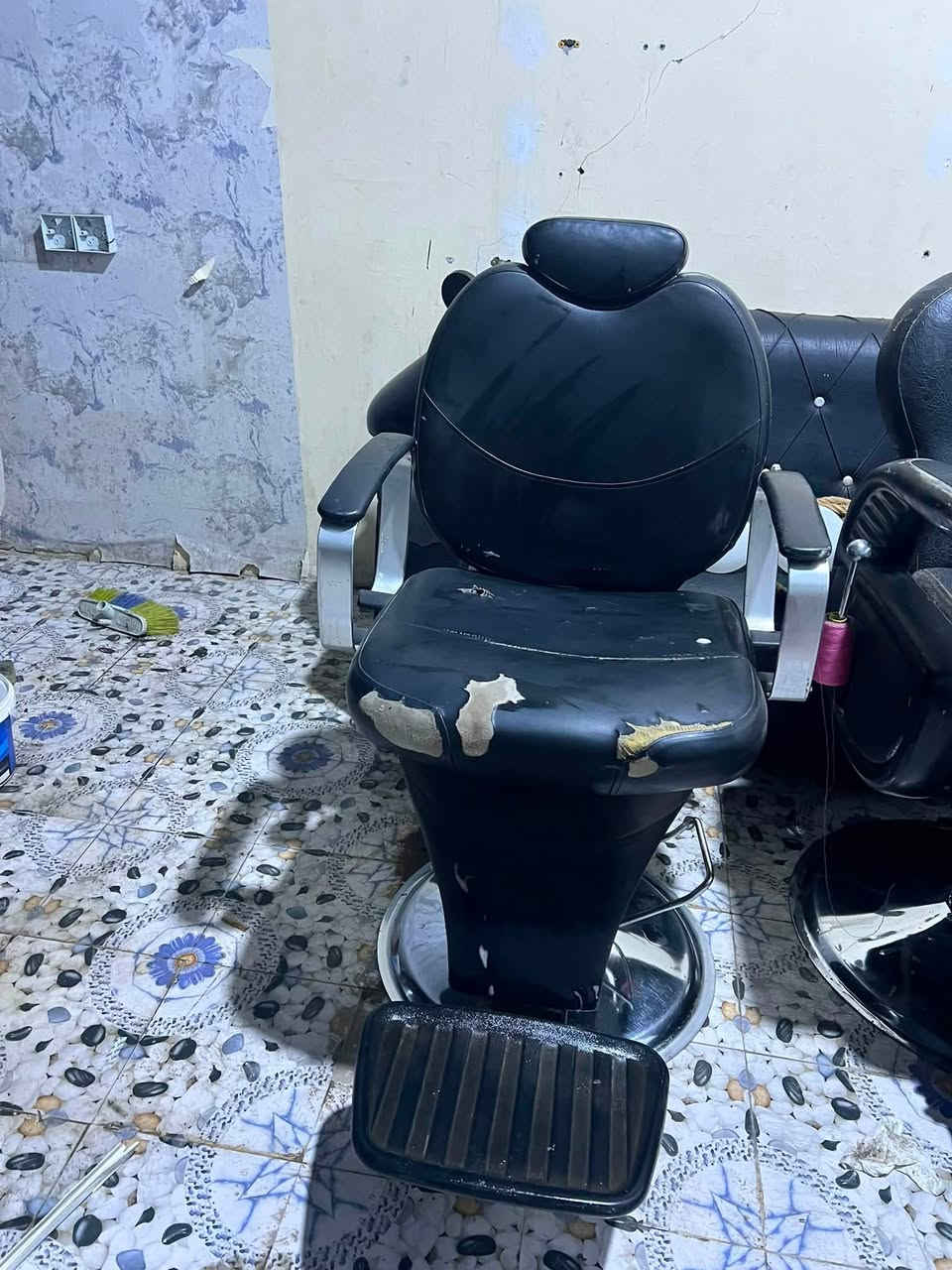 سلام عليكم شباب اغراض محل للبيع قنفات ٣ قطع مجرات تعليق ٣ قطع ٣ كراسي  بنكات حايط قطعتين ام الشاشه بيها ريمونت ديجي هوه وسماعاته ثنين هاواكس  وبي ريمونت  ٨ كلوبات ويا الحبل وطوس ثنين ثريات عنواني البصرة ابو الخصيب ‭***********‬
