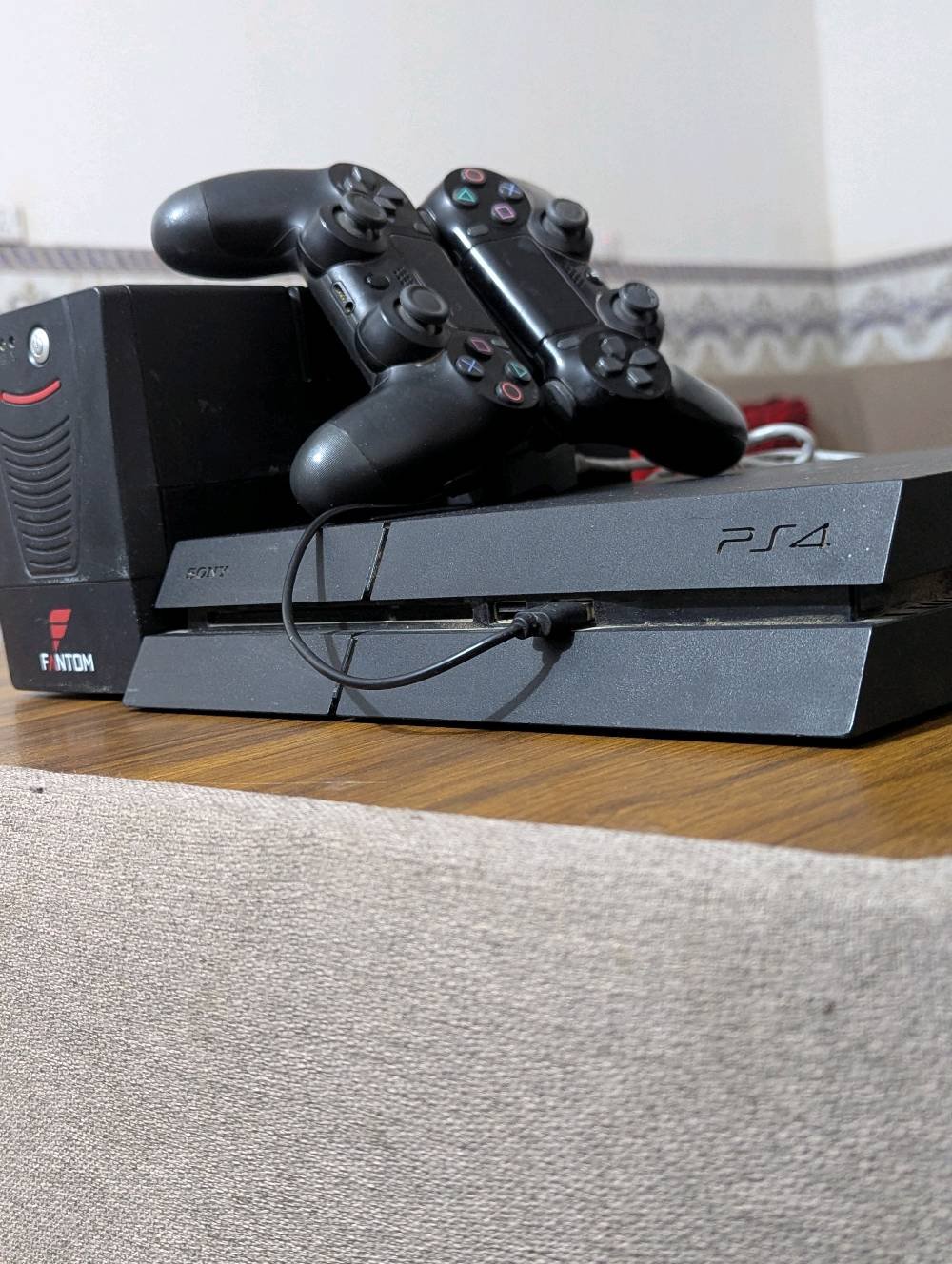 بلاي ستيشن ٤ بحالة جيدة جداً مع ذراعين تحكم. الجهاز خالي من أي أعطال وفِي حالة نظيفة. بيع بسبب عدم الحاجة. السعر يشمل الشاحن وجميع الوصلات الضرورية للاستخدام.