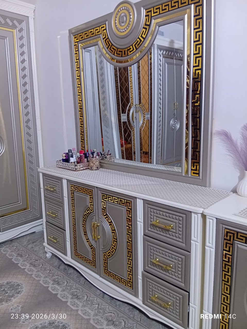 غرفه للبيع مصار شهرين من شتريتها مستعجل على بيعتها غرفه داخل صاج وخارج تصميم تركي الخشب عراقي غرفه جديده كلش السعر خاص العنوان حي اور سبع قصور رقمي *********** متواجد واتس اب
