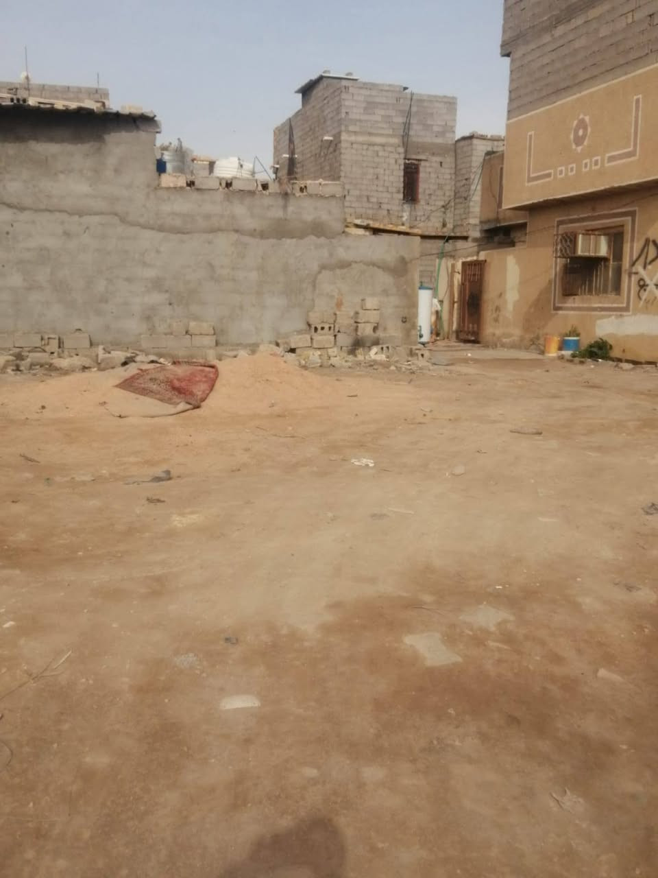 بلاش / قطعة للبيع مساحة 100 متر ركن شبانات قرب الحولي ماي مجاري كهرباء السعر 13 وبيهه مجال لاتصال ***********
