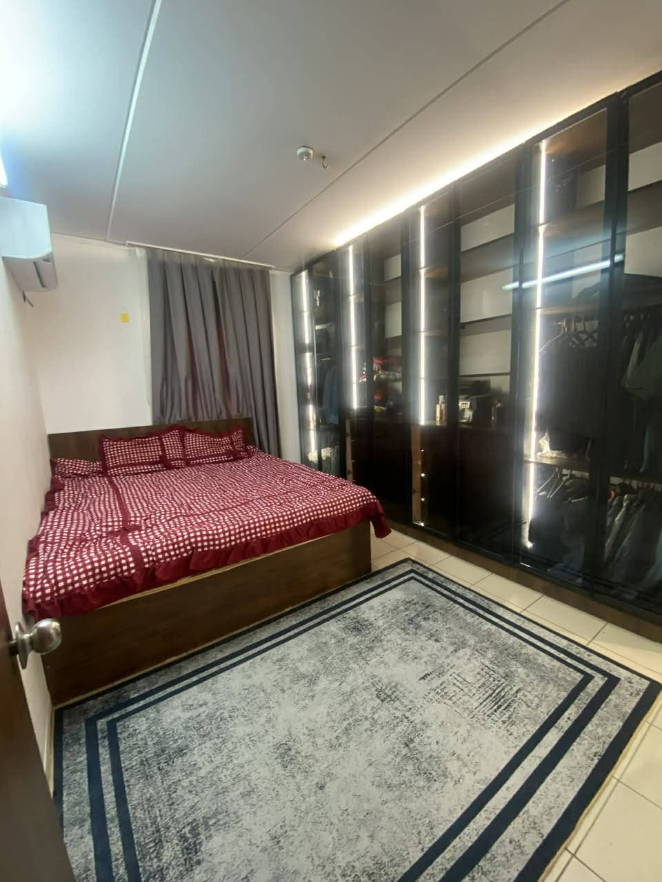 السلام عليكم درسنك روم +جربايه (تحتوي ع مخزن
كنتور العمق 60 ارتفاع مترتين60 
عرض 3 امتار و80 سم...... صار ٣ شهور بس من فصلتهن عرضتهن بسبب نقل لمكان ثاني  سعر مليون بيه مجال


**إذا كنت صاحب هذا الإعلان وتريد حذفه لأي سبب، رجاءا أرسل رسالة إلى الدعم الفني**