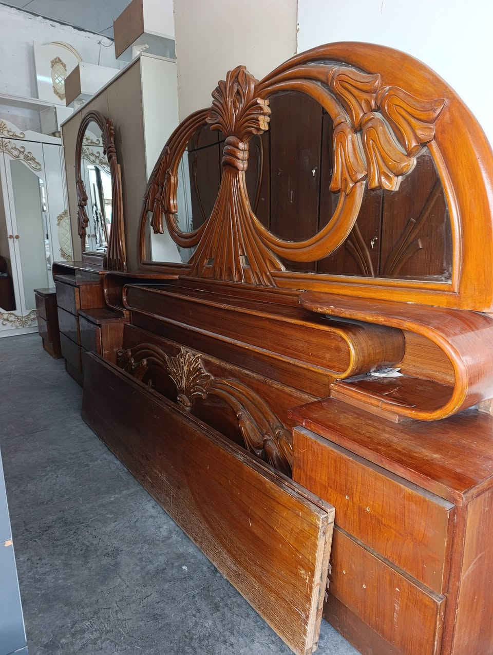 غرفه عراقيه مستعمله من كونه من ست قطع نظافه 90% عبر الواتساب ***********
