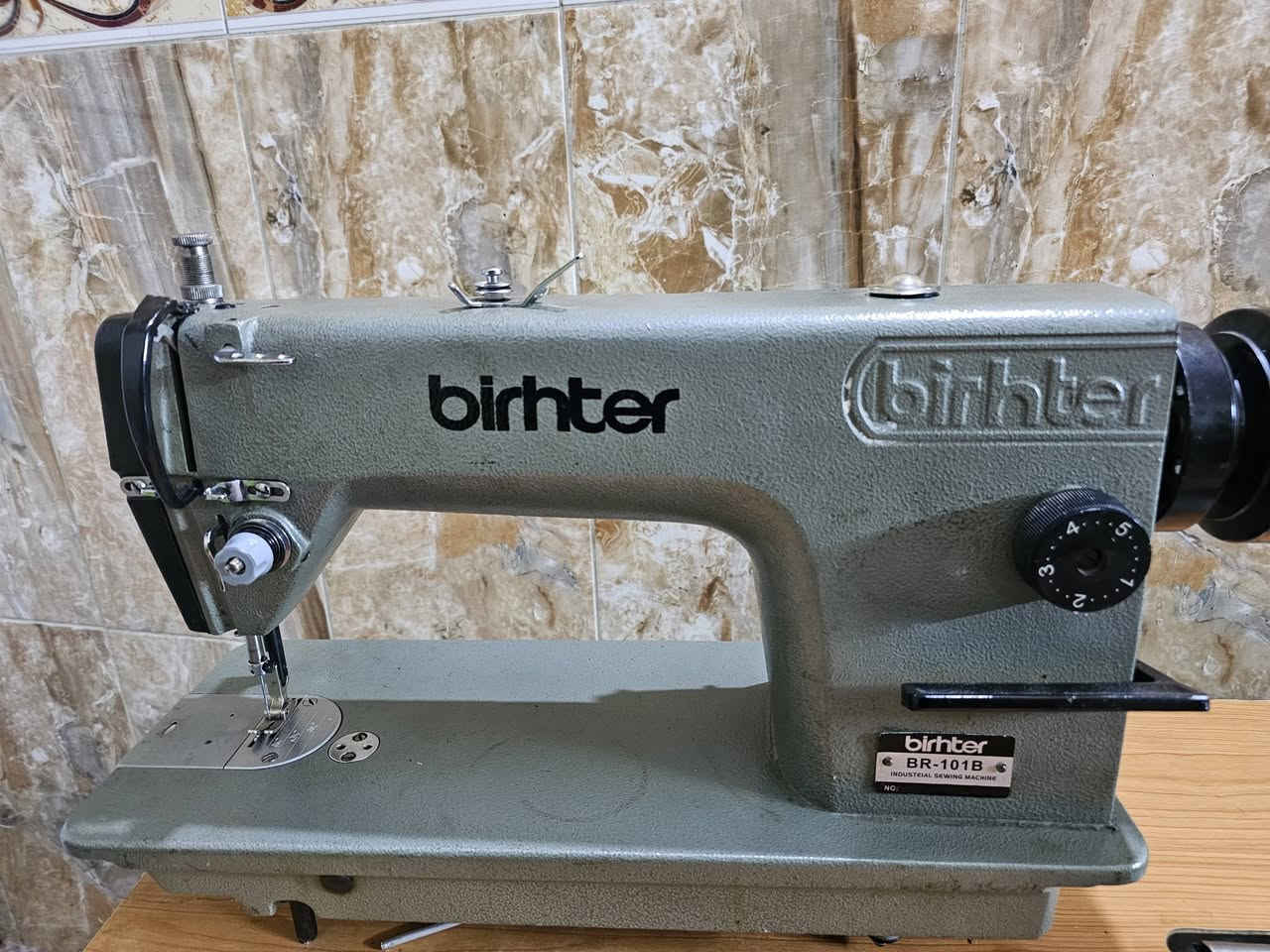 م
السلام عليكم

 مكينه birhter جديدة شغاله كلشي ما بيها ونظيفه على فحص شوف عينك.

العنوان/بغداد حي النصر الثانيه 

السعر /200 وبيها مجال للطيبين .
الرقم /***********
