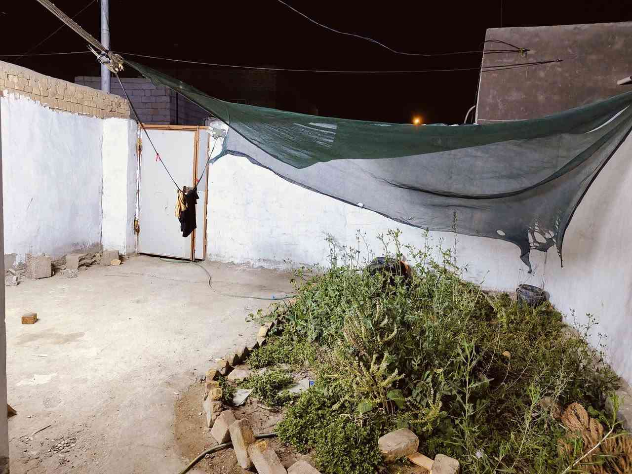 بيت للبيع في حي لامين طريق السنيه قرب جامع سيد يوشع عمود 640 السعر المطلوب 33. وبي مجال بيت مساحته 250 بنا غرفتين وصاله ومطبخ داخلي وخارجي وصحيات خارجي وداخلي ينباع مع لاثاث ***********
