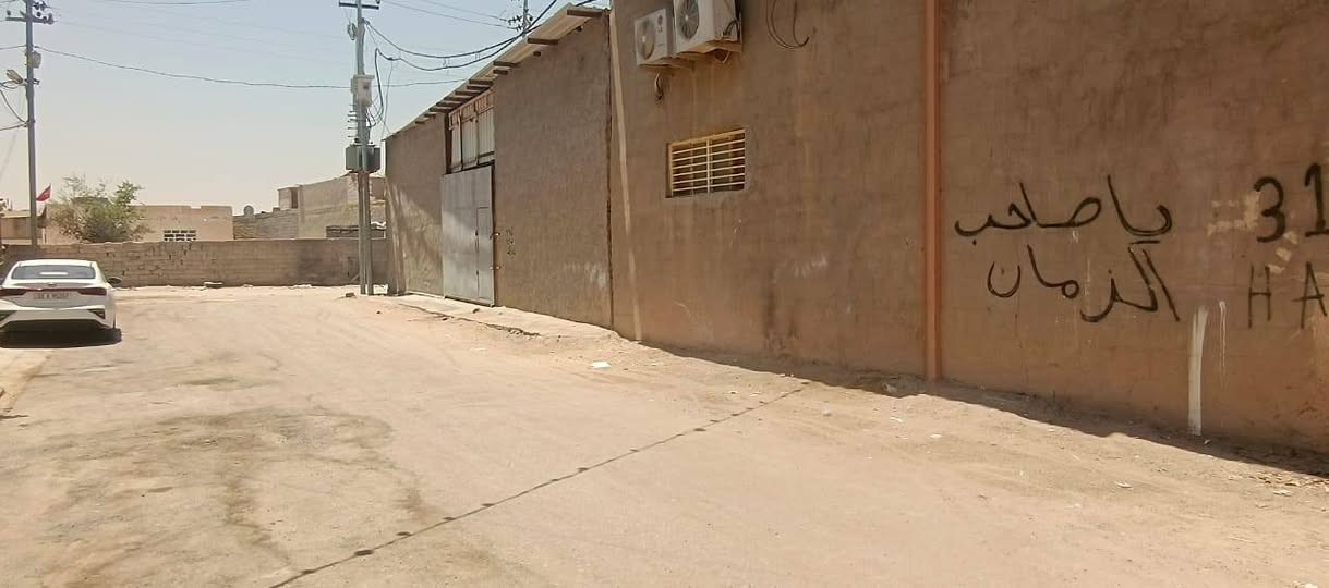 مخزن وبداخل بيت طبقين الايجار او اللبيع المساحه ٣٠٠متر العنوان شارع المطار مقابيل الردار***********
