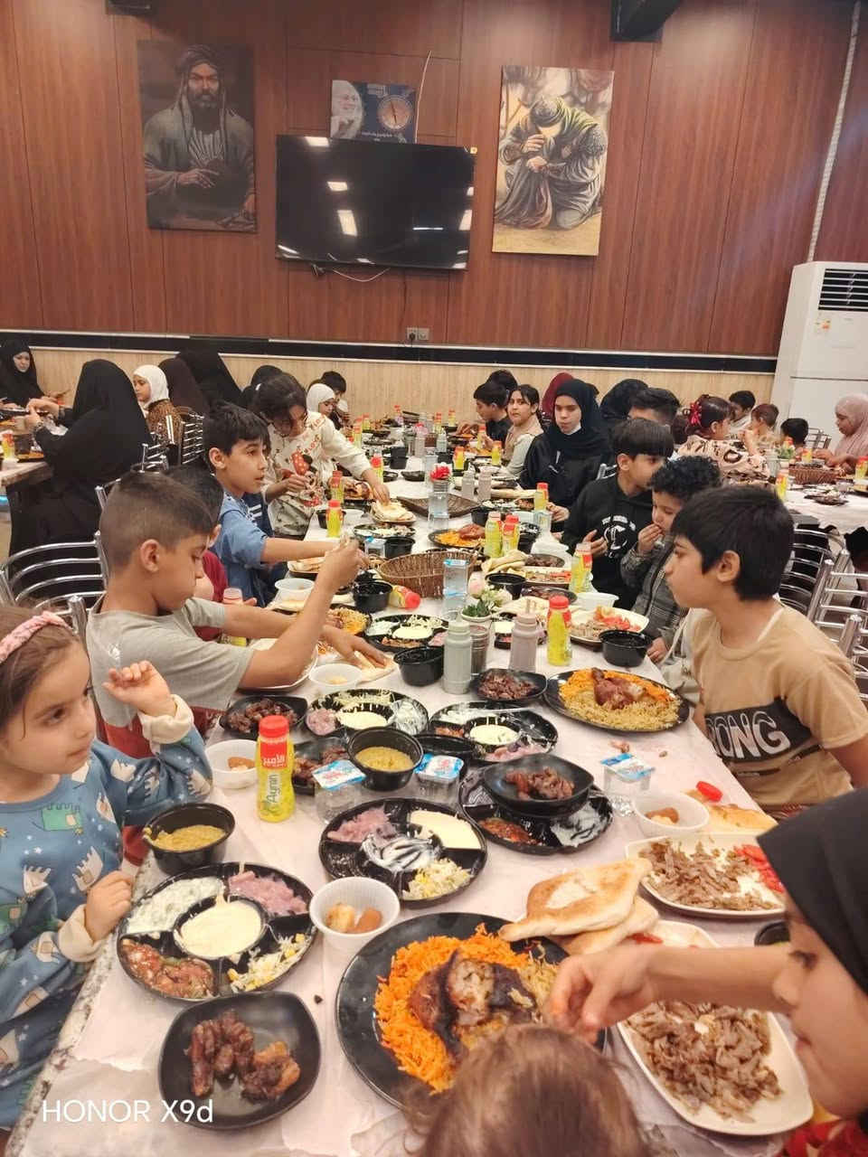 تقيم جمعية التعاون الخيرية في محافظة ميسان مأدبة إفطار بعض الايتام المسجلين لديها وكان العدد أكثر من ٧٠ يتيم نسأل الله القبول
للتبرع والتواصل *********** لليتيم عونا وسند@
