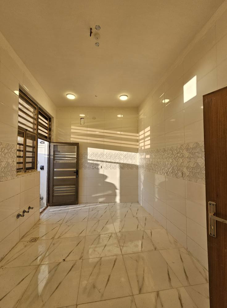 🏡 دار حديث للبيع – فرصة مميزة
📍 الموقع: البصرة / أبي الخصيب – محيلة / طريق سيد حامد
📐 المساحة: 100 متر مربع
📜 نوع الملكية: طابو زراعي عراقي
✨ تفاصيل الدار:
• غرفتين نوم
• صالة
• مطبخ
• ديوانية
• صحيات
💰 السعر: 67 مليون دينار (قابل للتفاوض)
📞 للاستفسار: *********** البصرة, العراق
