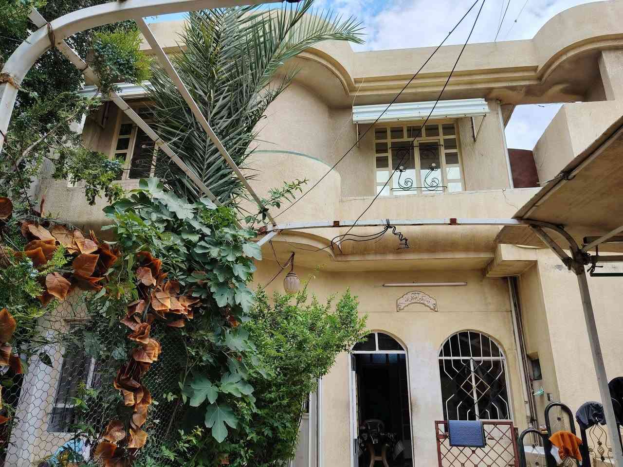 بيت للبيع طابق ونص  في حي الانتصار قريب على سايدين الصناعة قرب مولدة النور وقاعة أعراس روز
المساحة /220م
الارضي يحتوي على 3 غرف وهول واستقبال  ومطبخ وصحيات ومحل خارجي 
الفوگ يحتوي على غرفة ومطبخ وصحيات 
ملك صرف بأسم صاحبه السعر(105)
اتصل على الأرقام : ***********
***********
