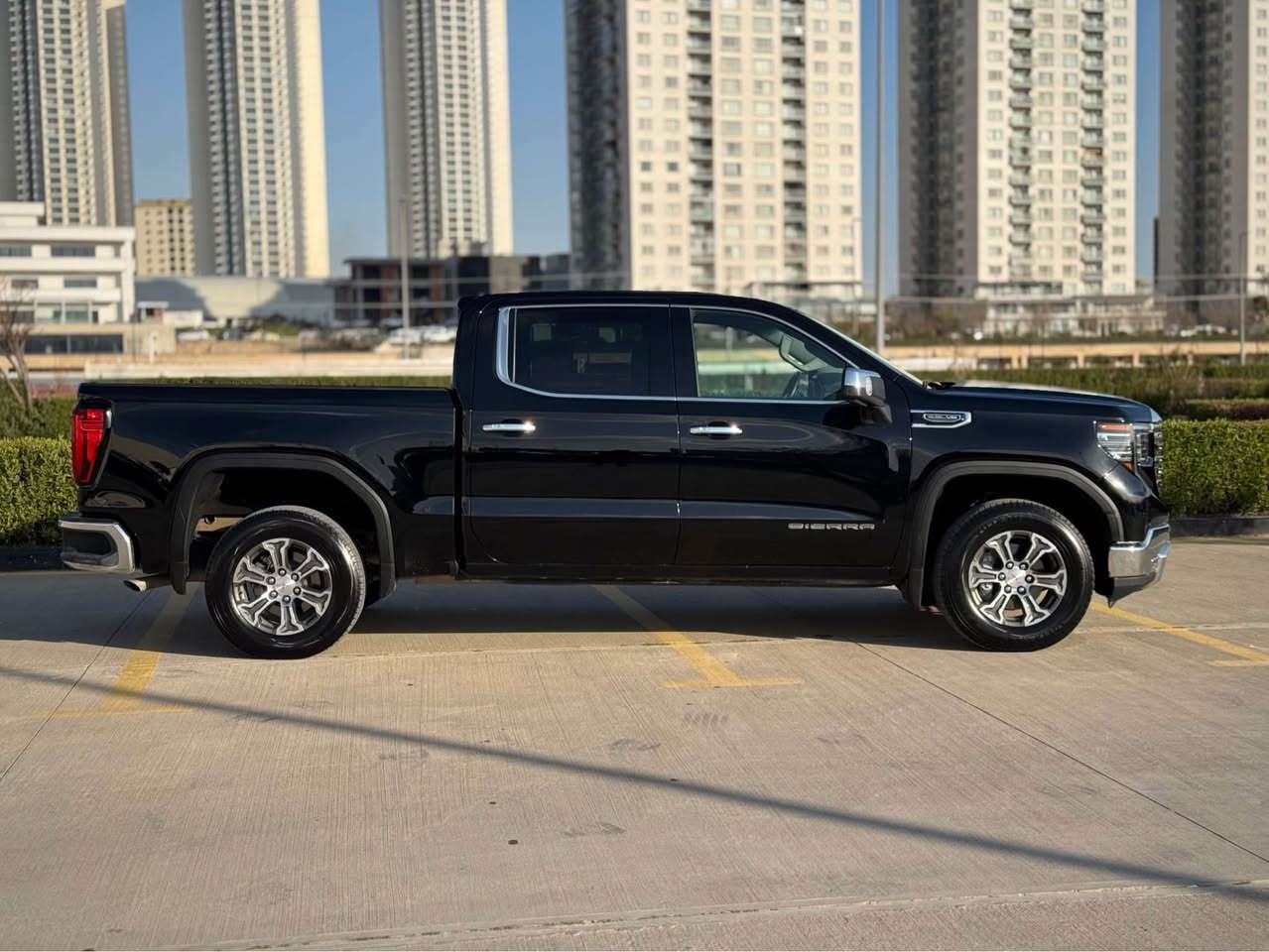 ‎کوردی / عربی 

‎بسم الله الرحمن الرحيم

GMC SIERRA 2025 SLE  V8 4X2
ماشەڵا سەیارەیەکی ڕاقی و کەشخە و کەممەسرەف
ژمارە کاتیەو کاتی نەشکاوە و ٣ مانگ کاتی لەگەڵە 
مەکینە ٨ پستۆن ٥.٣  و گێڕی ١٠ نمرە مەرغووب 
هیچ کێشەیەکی نیە و دەعامی بۆ دەعامی بە شەرت
تاک ئەکسلە 4x2 و ٢٧ هەزار میل ڕۆیشتوە 
دەرگا گەورەو بۆدی کورت مەرغووب ✅

نرخ 💵(( 315 ))💵 وەرەقە ومعامەلە 

مواسەفات SLE
 بەصمە و شەغال وشاشە گەورە و گێچ ئەلکترۆنی 
قاسە و حاسە و کامێرا  و ناڤیگەیشن و ئاوێنە کارەبا 
برێک بەصمە و ئۆتۆ ستارت و ستۆپ و کامل ڕادار
سنوق فەتحە و شەفت و قادرمە و ناوبۆدی بیلاد 
کوشن و سوکان کارەبا و خزن هیتەر  سوکان هیتەر 
تەبرید ٢ زۆن نزامی سبلیت و تەبرید مەرکەزی 
سوکان ڤۆلیۆم و دیاری کردنی خێرایی و تحکم رادار
و لایتی پێشو دوا کامل لید و دەبڵ عەدەسە 
زۆر مواسەفاتی تر …

رەقەم شانصی : 1GTPHDED1SZ161580

پێشی کەپسە و حادیسەی لای سایەقی هەیە 
چەمەلغی پێش و دوای سایەق بۆیاخە لەگەڵ شان
تەنها ئێرباگی شان تەقیوە و وەک بیلاد دانراوەتەوە

ڤیدیۆی کاملی سەیارەکەم لایە کڕیار داوا بکات ✅

📍شوێن : سلێمانی 

***********-***********☎️
ڤایبەر و واتئاپی لەسەرە 
————————————-
جمسی سیرا مدیل ٢٠٢٥ مواصفات SLE V8
ماشاءالله سيارة راقية و قوية و عملية جدا 
رقم مؤقت و ما مكسور بي مجال ٣ شهور للترقيم
محرك ٨ سلندر ٥.٣ قوة ٣٥٥ حصان و ١٠ نمر مرغوب
سيارة ما بيها اي نواقص دعامية لدعامية بشرط 
سيارة توو ويل 4x2 و ماشي ٢٧ الف ميل فقط 
بدي قصير و باب طويل مرغوب 

سعر (( ٣١٥ )) ورقة و بيها مجال 

مواصفات SLE
بصمة و تشغيل عن بعد و گيج إلكتروني و مري شفت شاشة كبير و حساس و كاميرا و رادار ٣٦٠ درجة 
سندوق فتحة و شفت و درج و بيها كفر بدي بلادي 
كشن و ستيرن كهرباء و خزن و تدفئة و ستيرن تدفئة 
بريك بصمة و اوتو ستارت و ستوب و تحكمات ستيرن 
لايت امامي دبل عدسة  كامل LED  و بروجكتر
تبريد نضام سبلت ٢ زون و تبريد مركزي 
بعد هواي مواصفات..

رقم شاصي:  1GTPHDED1SZ161580

سيارة بجم كبس بيها حادث جهة سائق 
جاملخ امامي و خلفي و تكمة صبغ
ارباك بس تكمة طاك و راجع نفس بلادي

عندي فيديو كامل سيارة شراي آطلب و تدلل ✅

📍عنوان السيارة: سليمانية 

*********** - ***********☎️
فايبر و واتساب موجود السليمانية, العراق
