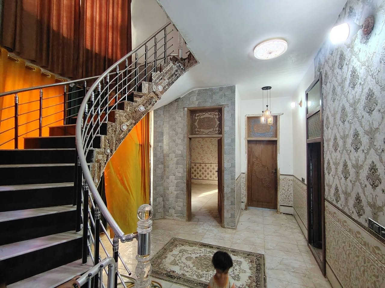 السلام عليكم 
دار للايجار قريب جدآ للشارع نظيف مطلوب عائله تحافظ على الدار ايجار مناسب مع انترنيت وكهرباء وماء من ضمن الايجار حسب الاتفاق  مكانه  حله حي الامام فارغ حاليا *********** اتصال او واتساب طابقين بناء جديد
