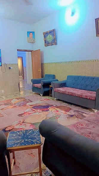 قطعه بمساحة 463 متر سند 25 اقرار محكمه مباشر بأسم المشتري يحتوي ع بيت طابقين بمساحة250 متر يحتوي ع 3غرف نوم مع صاله واستقبال ومطبخ وكراج سياره وحديقه في منطقه الحسينيه الجريه  --كريد--- بسعر 115 قابل للتفاوض للاستفسار ***********
