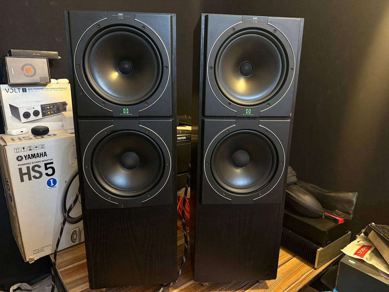 للبيع سماعات KEF C75 أصلية – زوج (Pair) 
سماعات ستيريو من شركة KEF البريطانية، مزودة بتقنية Uni-Q المعروفة بتوزيع صوت متوازن وواضح في جميع الاتجاهات 🎶
التفاصيل:
• الموديل: KEF C75
• النوع: سماعات ستيريو 
• التقنية: KEF Uni-Q Technology
• تصميم: صندوق خشبي قوي
• الصوت:
– وضوح عالي
– توازن ممتاز بين الترددات
– أداء جميل للموسيقى والأفلام
مناسبة لـ:
أنظمة ستيريو
السينما المنزلية
 الموسيقى بجميع أنواعها
نظيفة وتعمل بشكل ممتاز، كما موضح بالصور ✅


**إذا كنت صاحب هذا الإعلان وتريد حذفه لأي سبب، رجاءا أرسل رسالة إلى الدعم الفني**