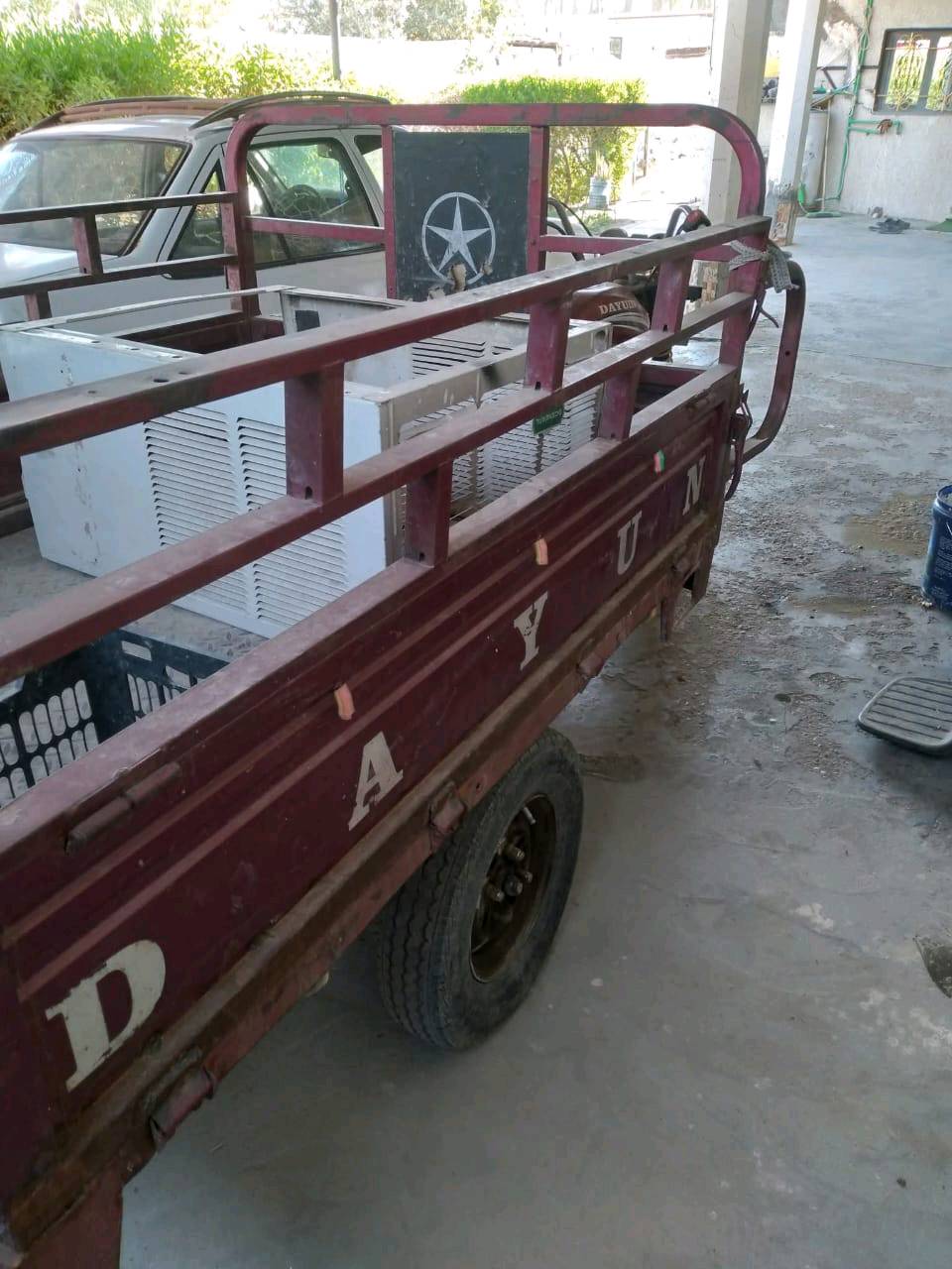 
للبيع دراجة ثلاثية العجلات من نوع Dayun، مثالية لنقل البضائع والأغراض الثقيلة. المحرك بحالة جيدة ويوفر أداءً قويًا وموثوقًا. الدراجة مصممة بشكل يتيح قيادة مريحة حتى في الشوارع الضيقة. جاهزة للمعاينة فورًا.