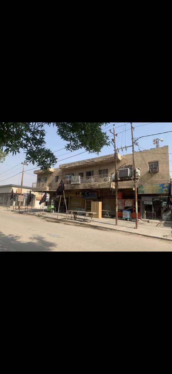 السلام عليكم بنايه لبيع تجاريه على ١٢ محل وطابق اول ٤ قاعات كبارمساحتها ٣٧٥ متر طابو صرف العنوان بابل الهاشميه بنايه دائره التسجيل العقاري القديمه لاستفسار ***********
