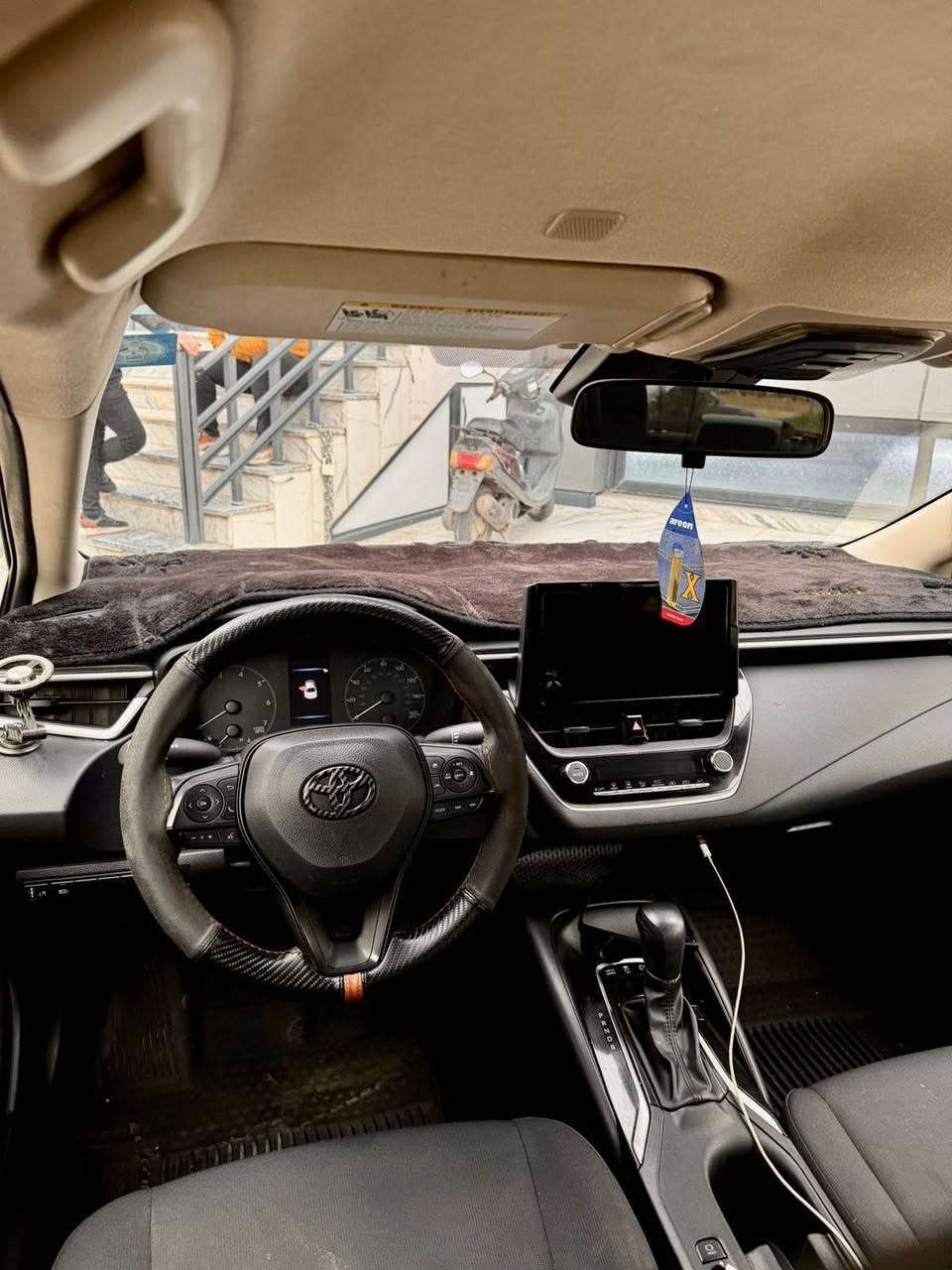 السلام عليكم 
كورلا هايبرد وارد امريكي كلين تايتل✅
موديل 2023 ✅
رقم كركوك الدولي سنويه جديده✅ 
بطاقه بنزين✅ 
مواصفات Le
Ev mode ،DRIVE MODEتحكمات استرين رادر امامي تحديد  مسار قياده ذاتيه ✅
مكينه(18) هايبرد وبنزين مرغوب✅
سياره اقتصاديه تفويله تمشي (900)كيلو او اكثر✅
ماشيه (72)الف ✅
ملاحظة 
سياره كلين بدون حادث ولا رصعه بجسمها ولا بارد✅
مكان سياره كركوك تسعين, سعر( 180)
ممتواجد بالفيس شراي يتصل للرقم *********** كركوك, العراق
