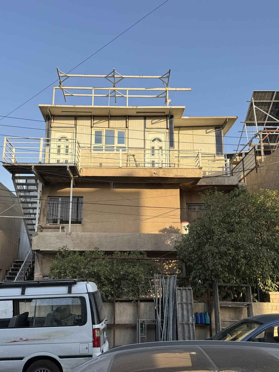 من المالك مباشرة بدون دلالية بيت مميز للبيع في حي الأطباء مساحة 240م , واجهة 12م إلا ربع , نزال 20م و40 سنتم في مربع الياسري أول فرع بعد الخدمي مقابل السمجة . يبعد 20م عن الشارع التجاري. يتكون من طابقين بناء تحتوي على غرقة استقبال وحولي كبير وأربع غرف نوم وحمامين سيراميك ومطبخين وحديقة أمامية صغيرة النظافة من الداخل فوول . مع ترك خلفي 4x4m . الطابق الثالث سندويج يحتوي على غرفة كبيرة قابلة للتقسيم مع غرفة منام مع مطبخ وحمام مع وجود مساحة بالسطح , درج خارجي بمدخل منفصل 

الواجهة العريضة تسمح باستثماره حيث يمكن تقسيمه الى ثلاثة أو أربعة وحدات سكنية وتأجيره.  

للإستفسار الاتصال على الأرقام:  *********** , ***********  مباشر أو واتساب
