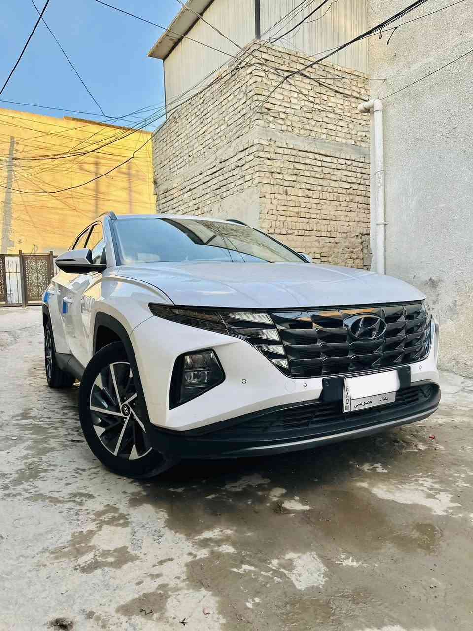 سلام عليكم 

للبيع توكسان خليجي موديل 2023 كفاله عامه 

صبغ وضربه وبارد وتبديل 

رقم بغداد تحويل مباشر 

مواصفات السياره فول 1/1 قماره حديد 
_____________
بصمه تشغيل وابواب 

تشغيل عن بعد 

كشنات كهرباء 

شاشه ابل كار بلي 

كامره خلفيه دواره 

اوتو هولد 

سايد بريك بصمه 

درايف مود 

حساسات امامي خلفي 

لايت امامي دوار مع الستيرن 

بردات ابواب خلفيه 

بك لايت لد 

شاحن لاسلكي 
_____________

مكان السياره بغداد 

السعر 208 وبيه مجال بسيط 

السياره للجناي فقط 

***********
