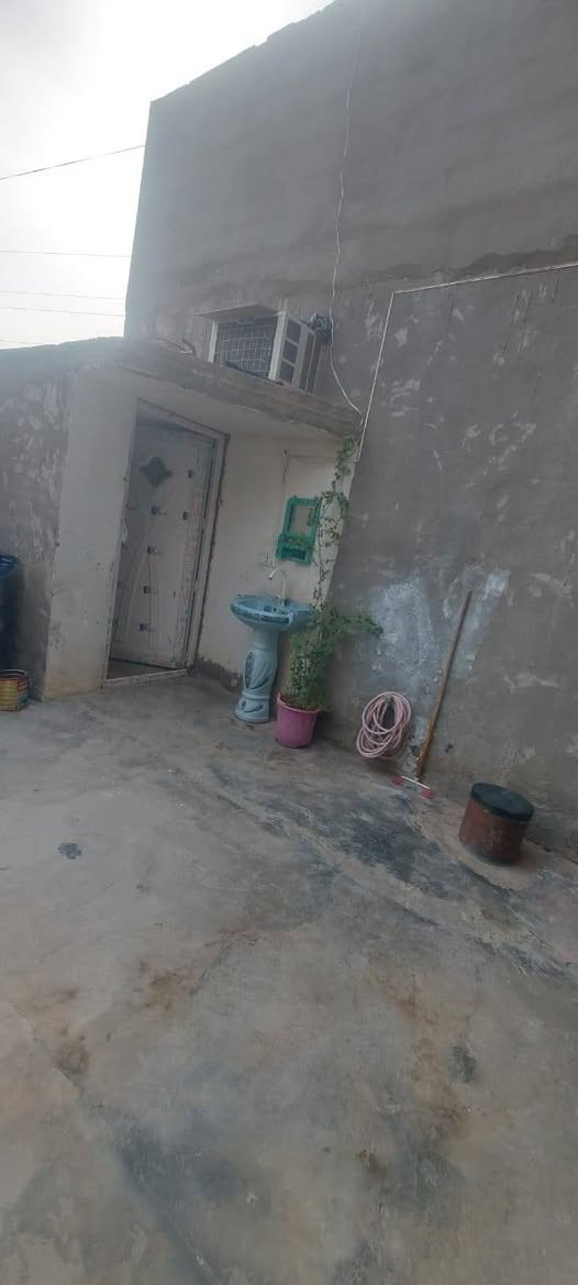 السلام عليكم
دار لبيع في حي اليرموك خلف مصور غزوان مساحه ١٢٠ 
مكون من طابقين ٣ غرف نوم وصاله واستقبال 
السعر ٣٢ وبي مجال 
اتصال ***********
