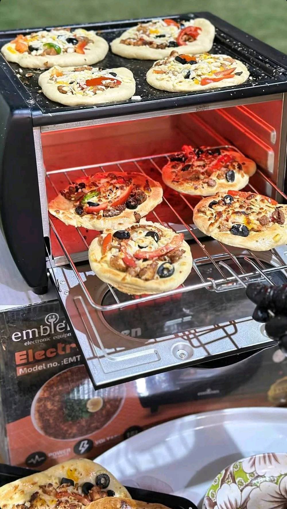 
🍕 فرن تندوري العجيب ماركة امبليوم 🇩🇪  💯 
مع الهدايا 🎁
🚪 الباب المحفور:
الباب محفور بعناية باسم شركة امبليوم دون طباعة أو لزكة، احذرو التقليد .
السطح يكون كرانيت اصلي 💯

🎁 الهدايا المجانية:
مع كل جهاز، ستحصل على هدايا رائعة تشمل حامل بيتزا من الفولاذ الثقيل وملقط من الفولاذ.
ضمان لمدة سنة:صيانه 
الأبعاد:
- العرض: 40 سم
- العمق: 20 سم
- الارتفاع: 30 سم

🍕 استخدام متعدد:
يمكنك استخدامه لتحضير البيتزا، الخبز، اللحم، الكليجة، التبسي، وجميع أنواع المخبوزات.

💡 ميزات رائعة:
- اقتصادي بالكهرباء.
- حجم صغير ومناسب لأي مكان.
- يسخن بسرعة للبدء السريع.
 للحجز ارسال رساله او الاتصال على ***********