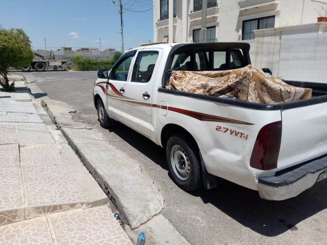 Hilux 2008 
قەترەی سبوغی نیە  پێش و پشتی کەپسە 
کەمێک ساردی هەیە ماباقی دار و بەردی بەشەرتە 
مەکینەی کرایتەوە بەس گێر و مەکینەی بەشەرت 
سەنەوی و رەقەمی تازەیە تایەی تازەیە لۆکە 
*********** أربيل, العراق
