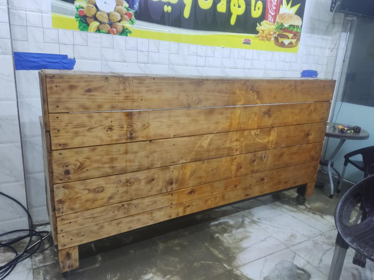 سلام عليكم غراض مطعم للبيع بوجة ساحبه وميز ثنينهم ديكور خشب وثنينهم نفس القياس مترتين ونص شغل درجه اولى ٣٥٠ الف اتصال ع رقم ***********
