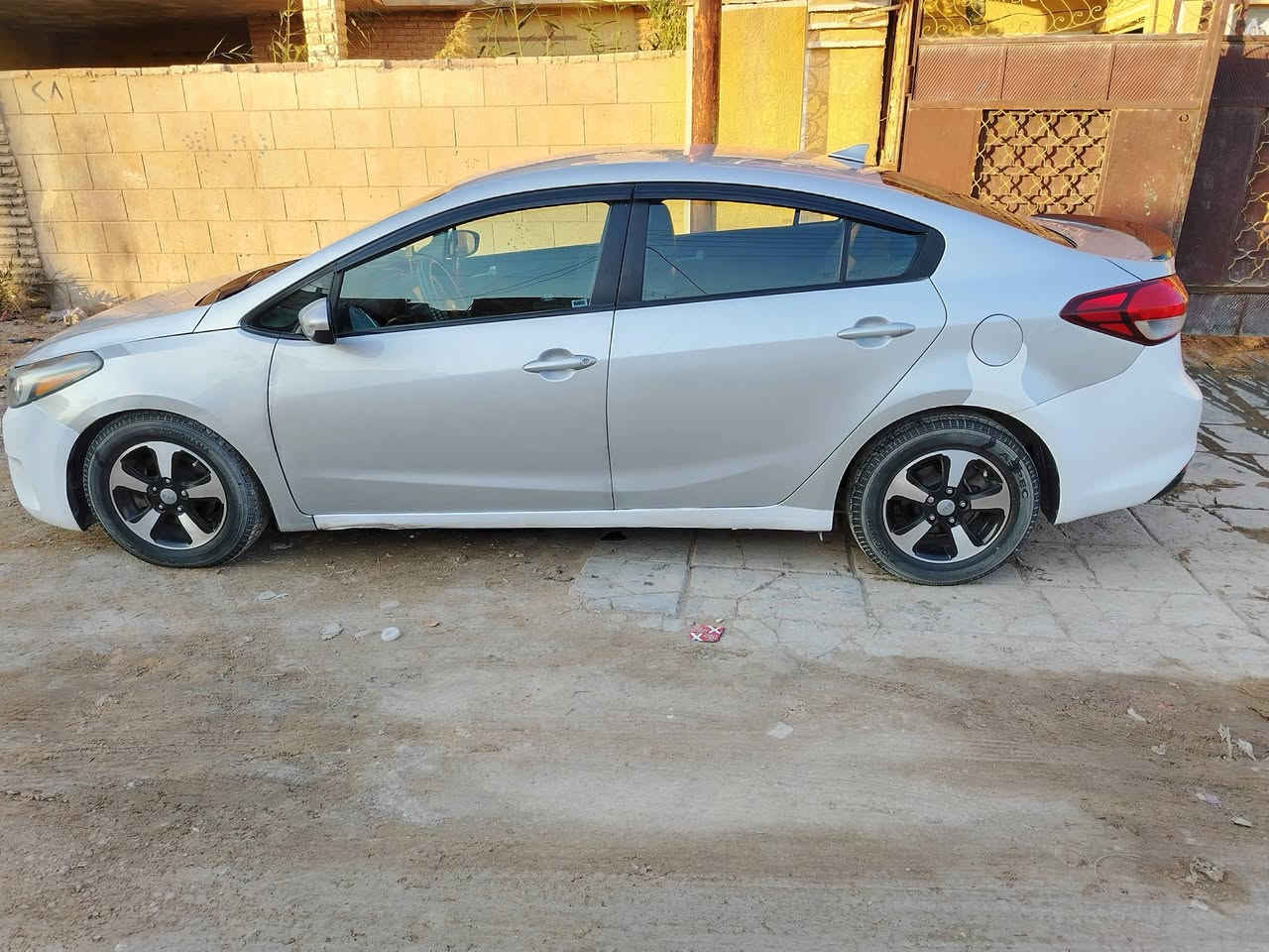 السلام عليكم كيافورتي موديل 17 رقم أربيل انكليزي بسمي بيها بابين صبغ السياره مابيها نقص برغي كامره شاشة دوشمة جديده تخم تاير  السعر 122 العنوان بغداد التاجي هاتف ***********
