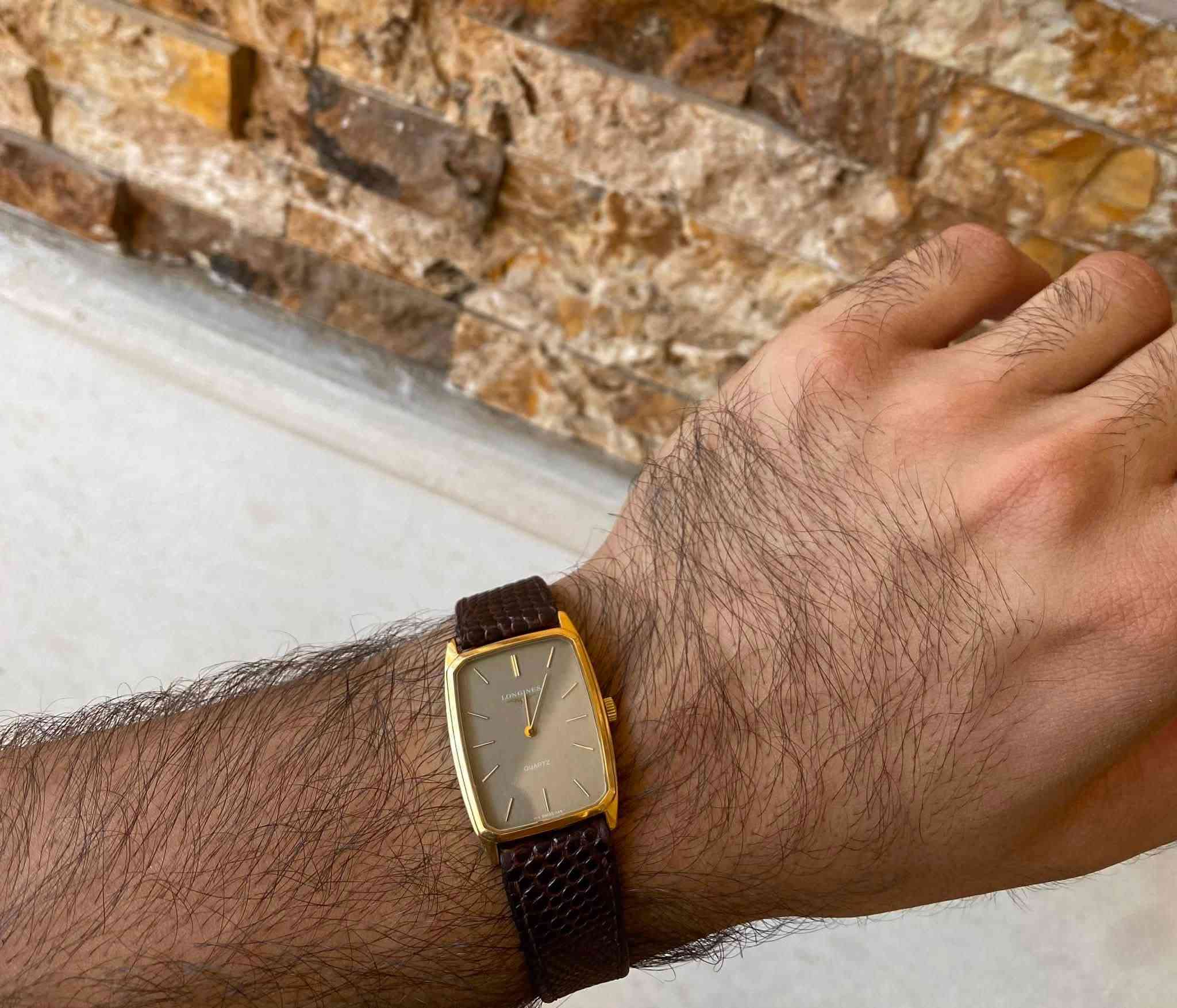 Made Swiss 🇨🇭|| Longines . 

تحفة من ماركة لونجين الفاخرة إنتاج 1980s . 
أصلي ( original ) . 
مينا : نادر باللون الرمادي المدخن . 
كيس : طلاء ذهب . 
سير : جلد طبيعي .
قطر : 28*35 
نظام التشغيل : كوارتز . 
الحالة : تامة . 
للأستفسار مراسلة الخاص ✉️ .


**إذا كنت صاحب هذا الإعلان وتريد حذفه لأي سبب، رجاءا أرسل رسالة إلى الدعم الفني**