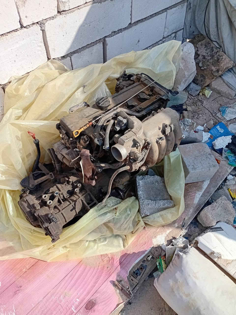 السلام عليكم  بيع محرك 1600شرط  حاويه جديد للبيع شرط الفحص محرك جديد كامل هو وتفرعاته كامل كير ومحرك ونوزلات وتفرعات كامله العنوان بصره رقم تليفون ***********
